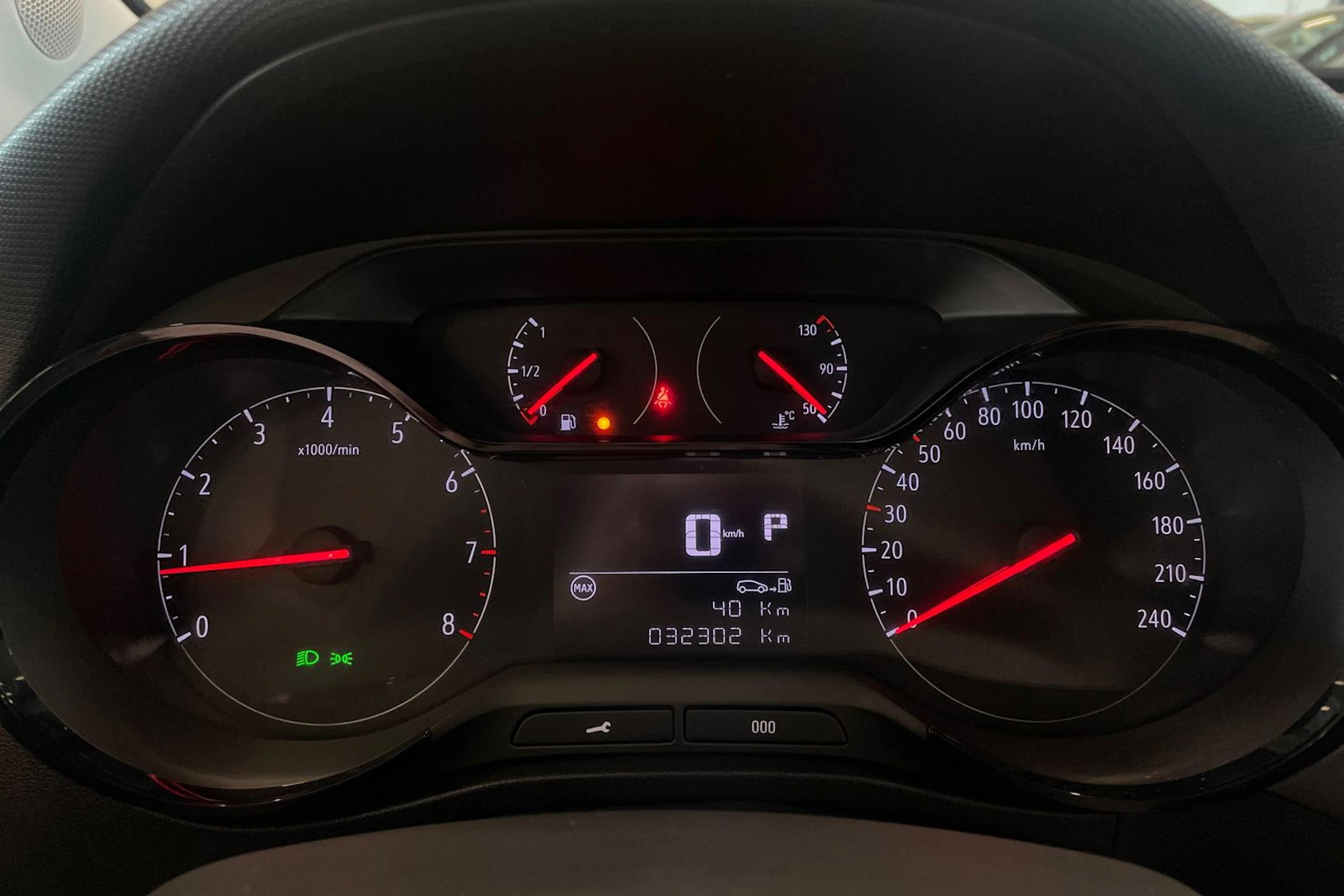 punainen Opel Crossland 2024 kuva 17.