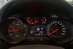 punainen Opel Crossland 2024 kuva 17.