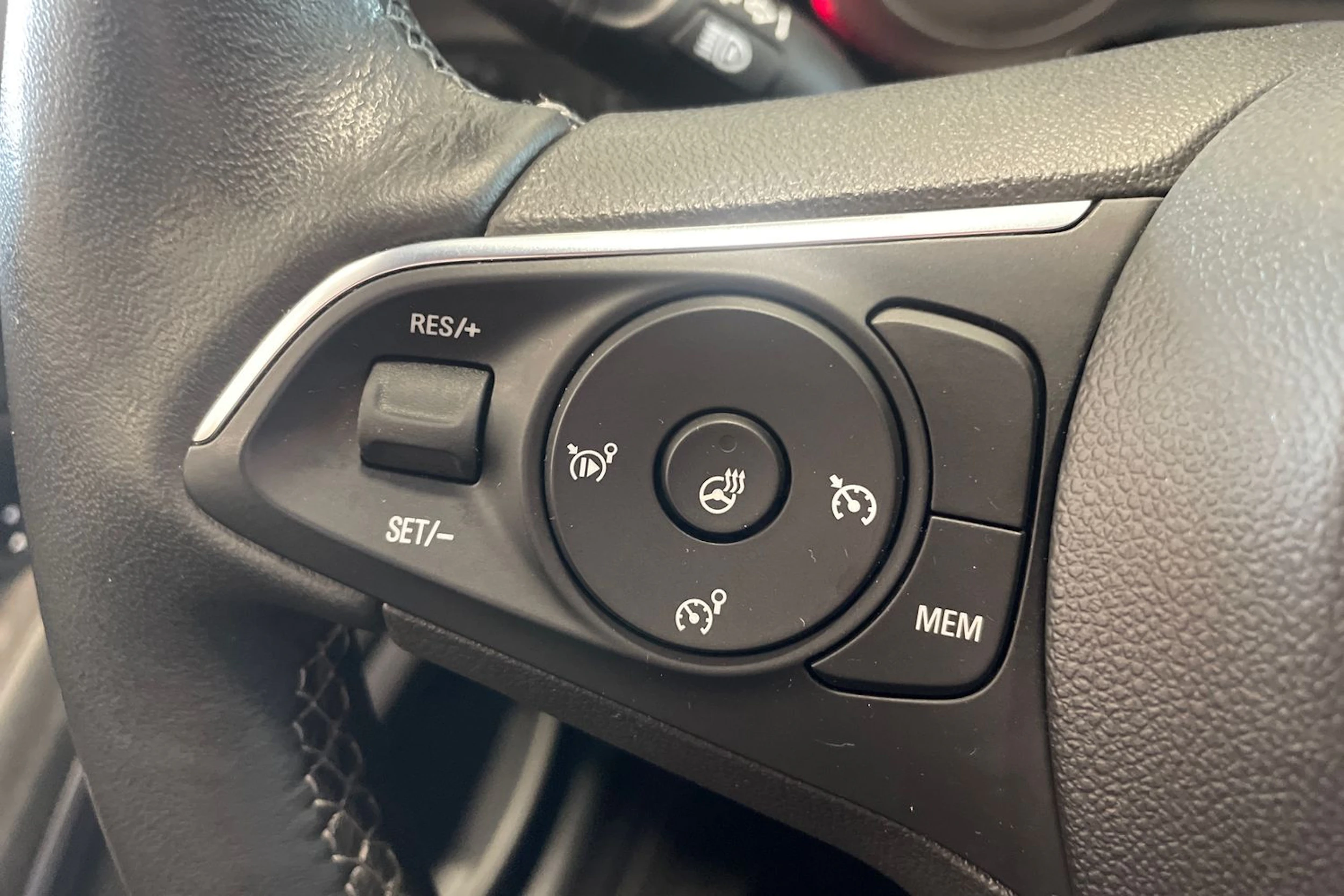 punainen Opel Crossland 2024 kuva 19.