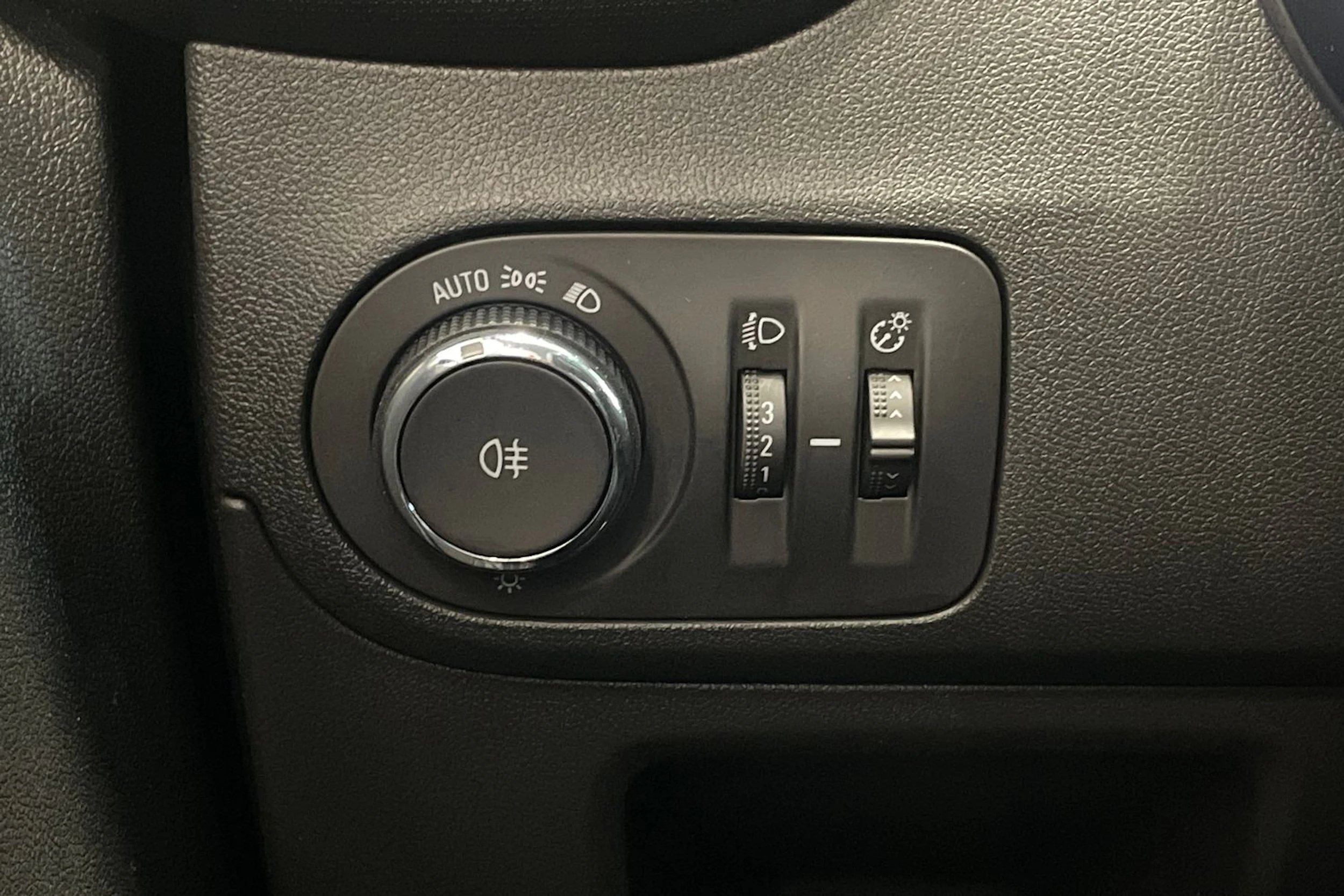 punainen Opel Crossland 2024 kuva 20.