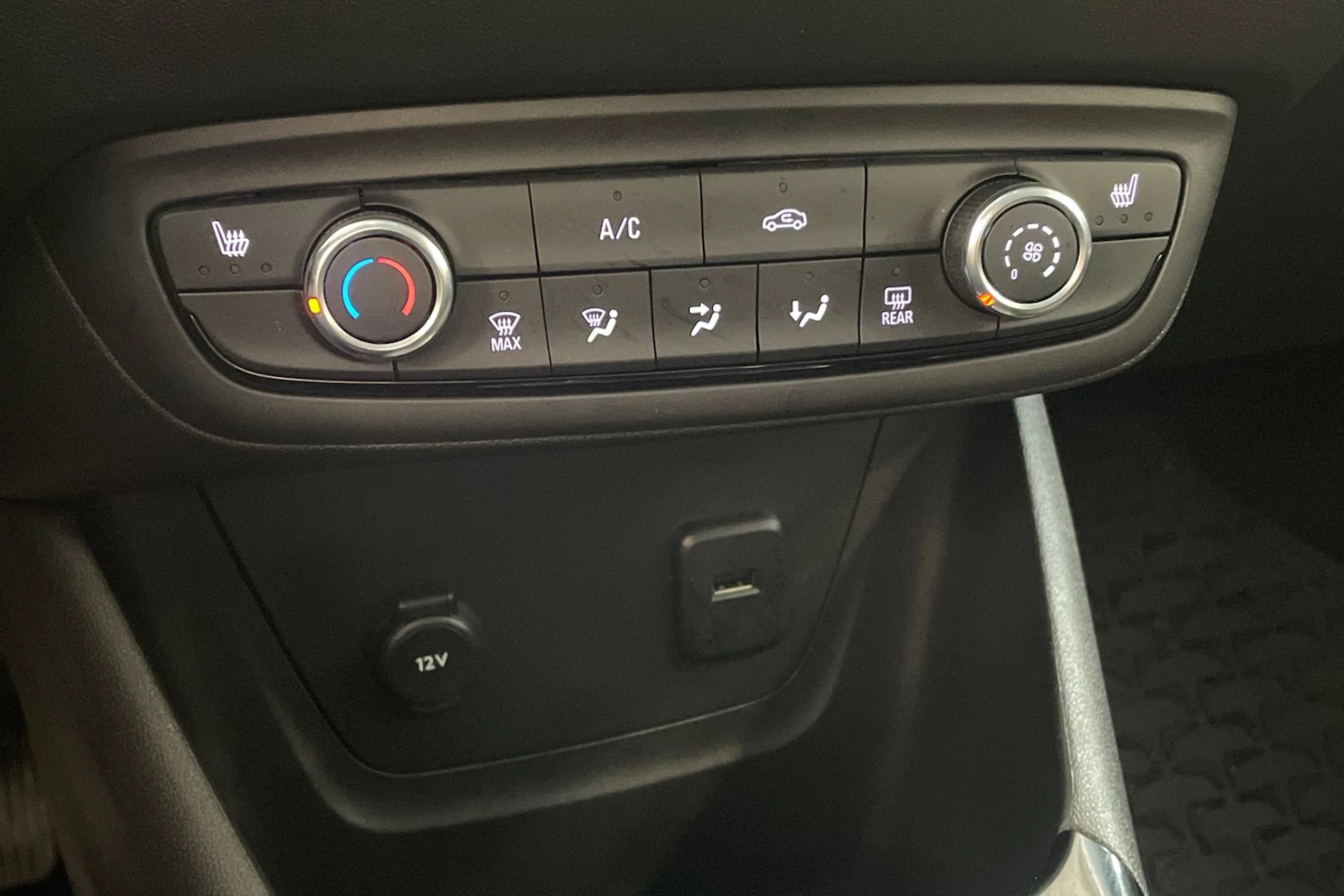 punainen Opel Crossland 2024 kuva 24.