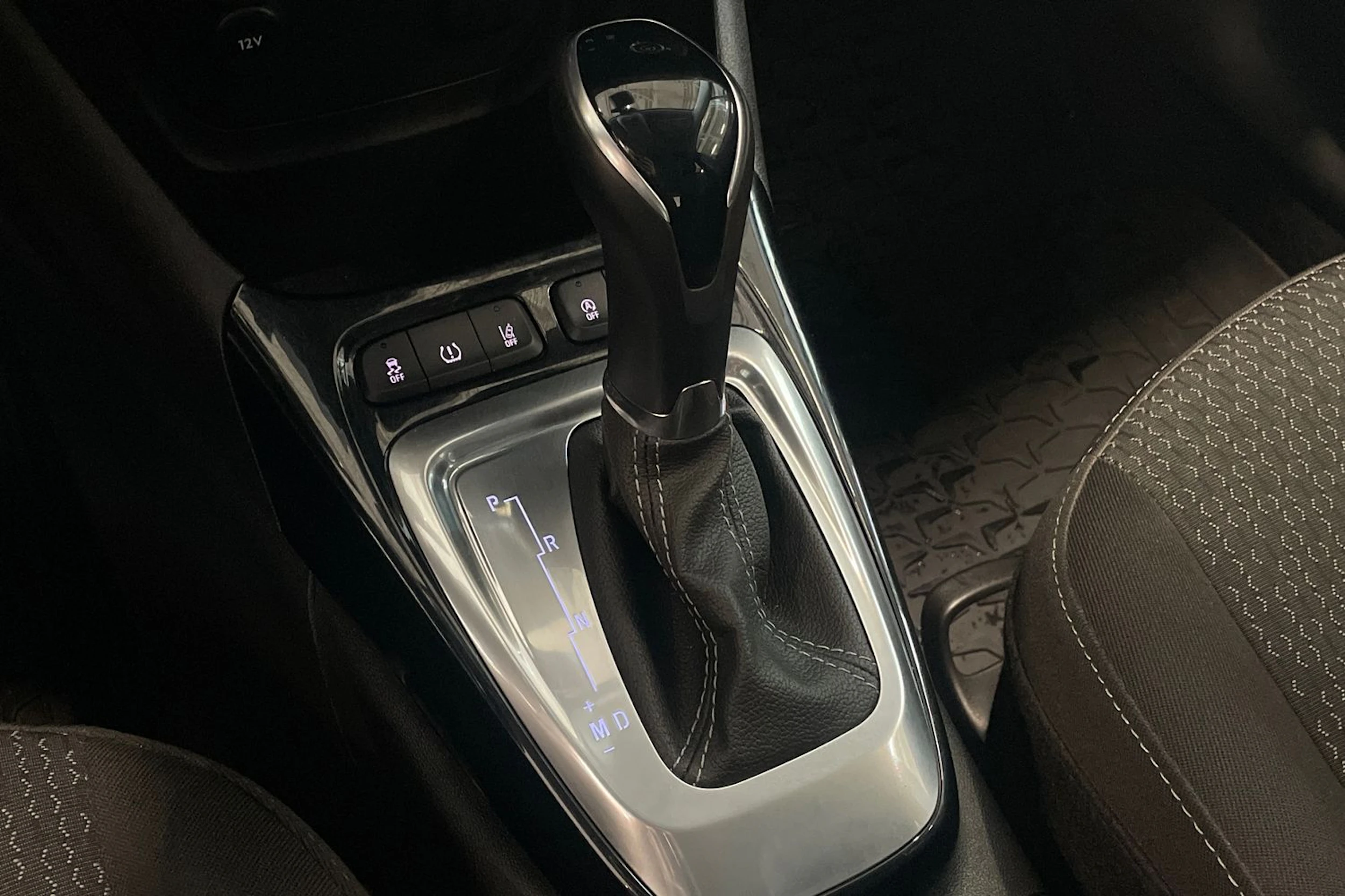 punainen Opel Crossland 2024 kuva 26.