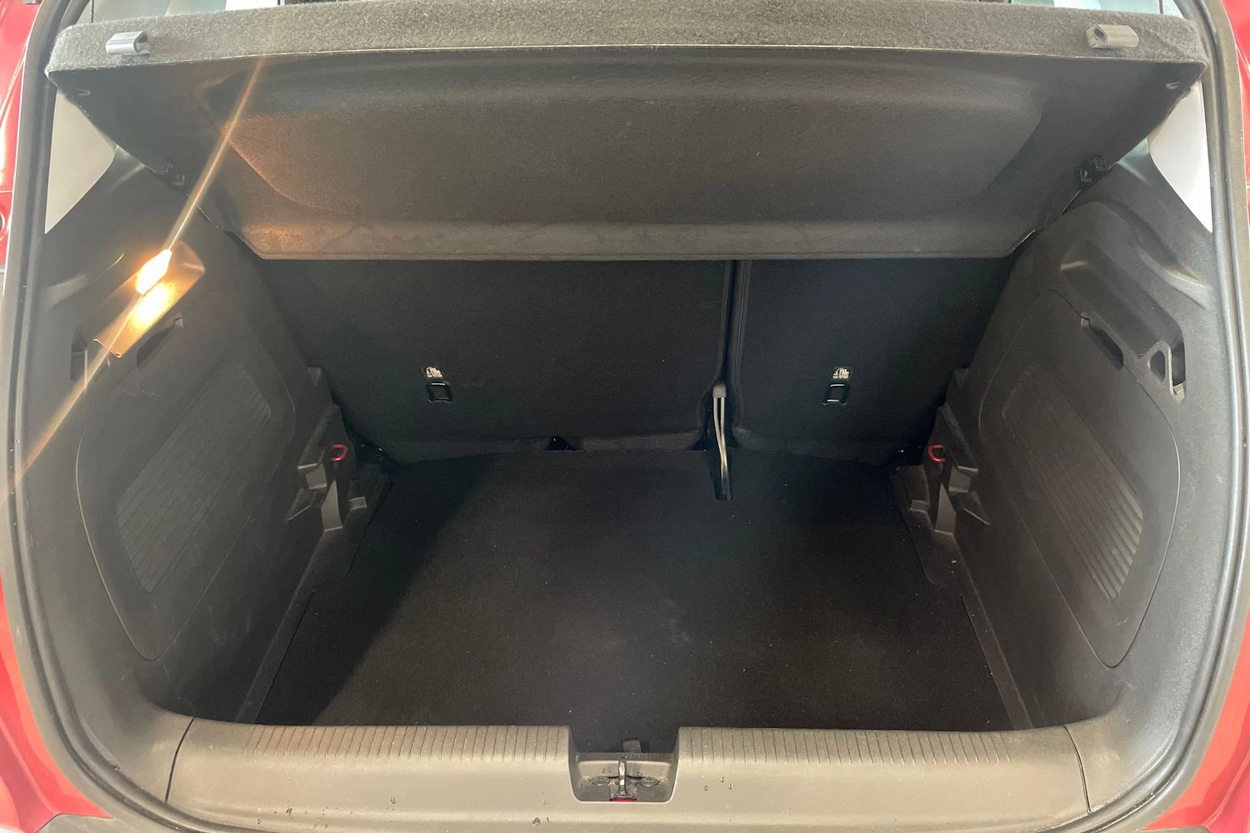punainen Opel Crossland 2024 kuva 28.