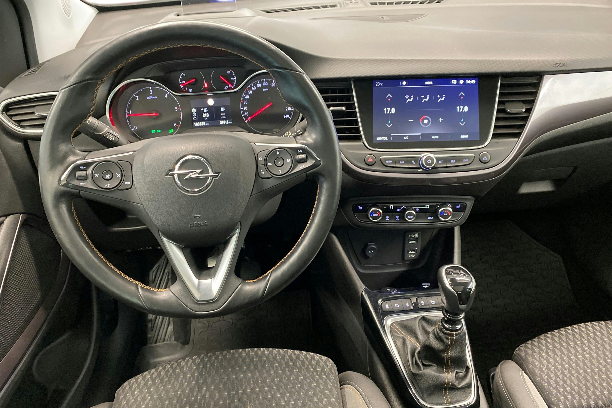Musta Opel Crossland X 2018 kuva 9.