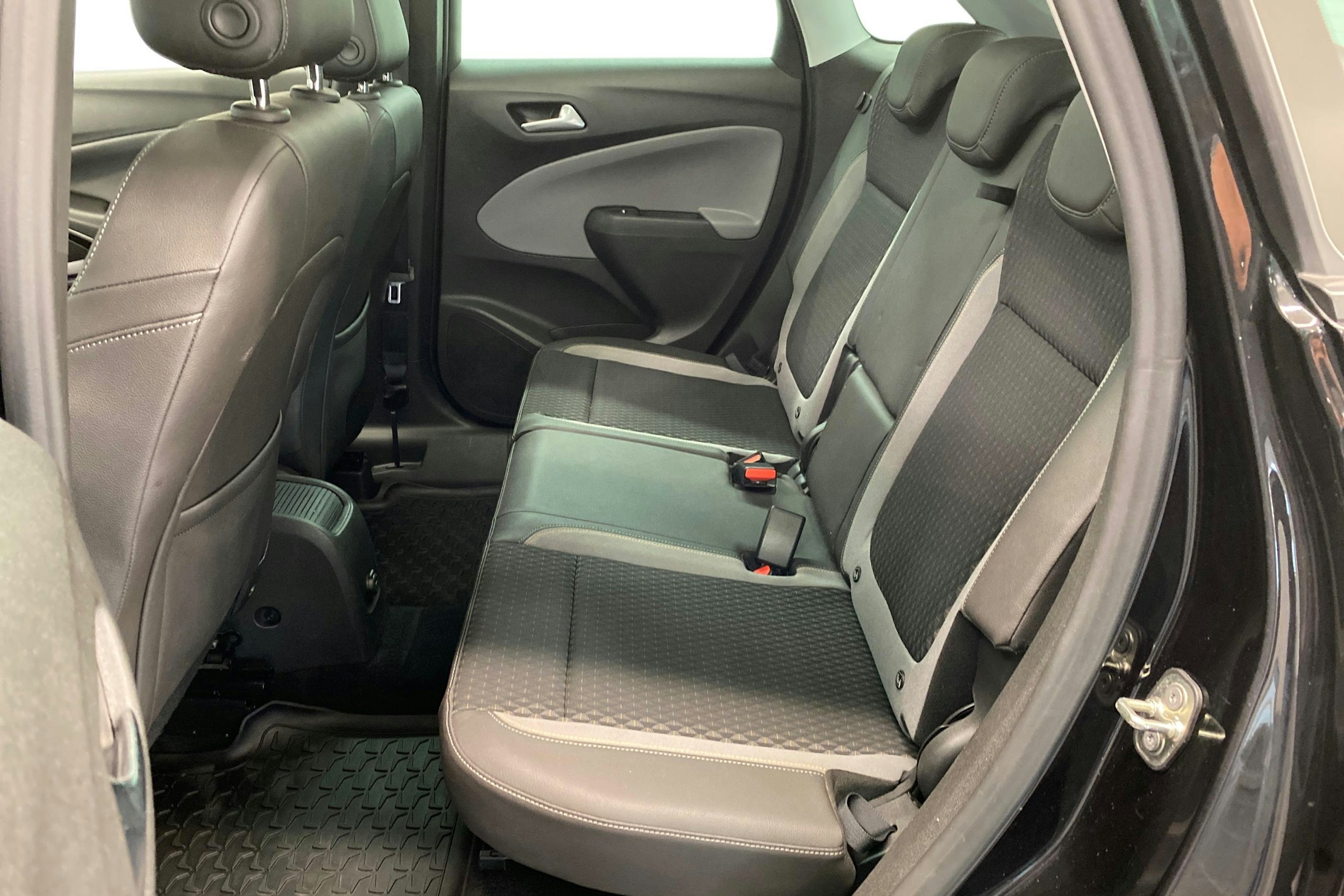 Musta Opel Crossland X 2018 kuva 10.
