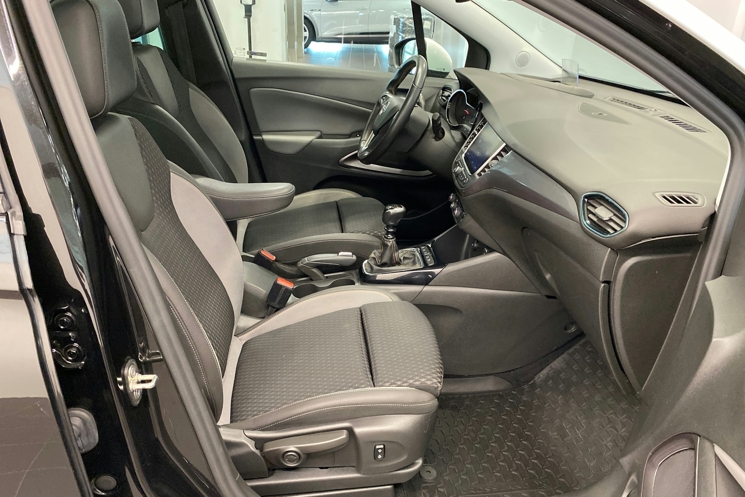 Musta Opel Crossland X 2018 kuva 16.