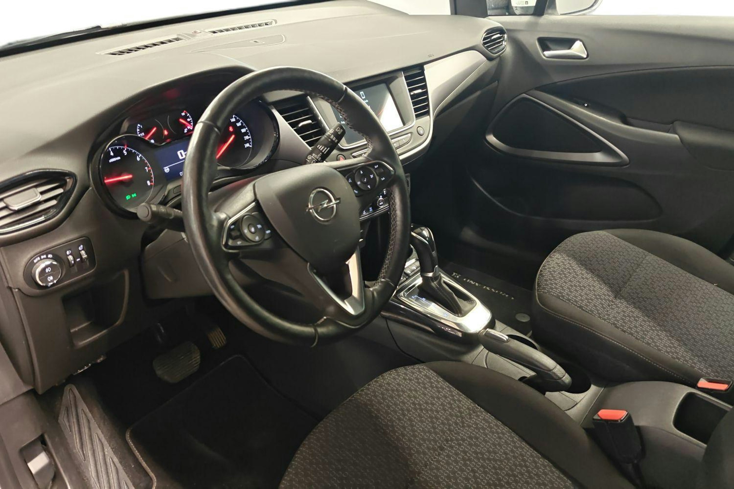 Valkoinen Opel Crossland X 2020 kuva 6.