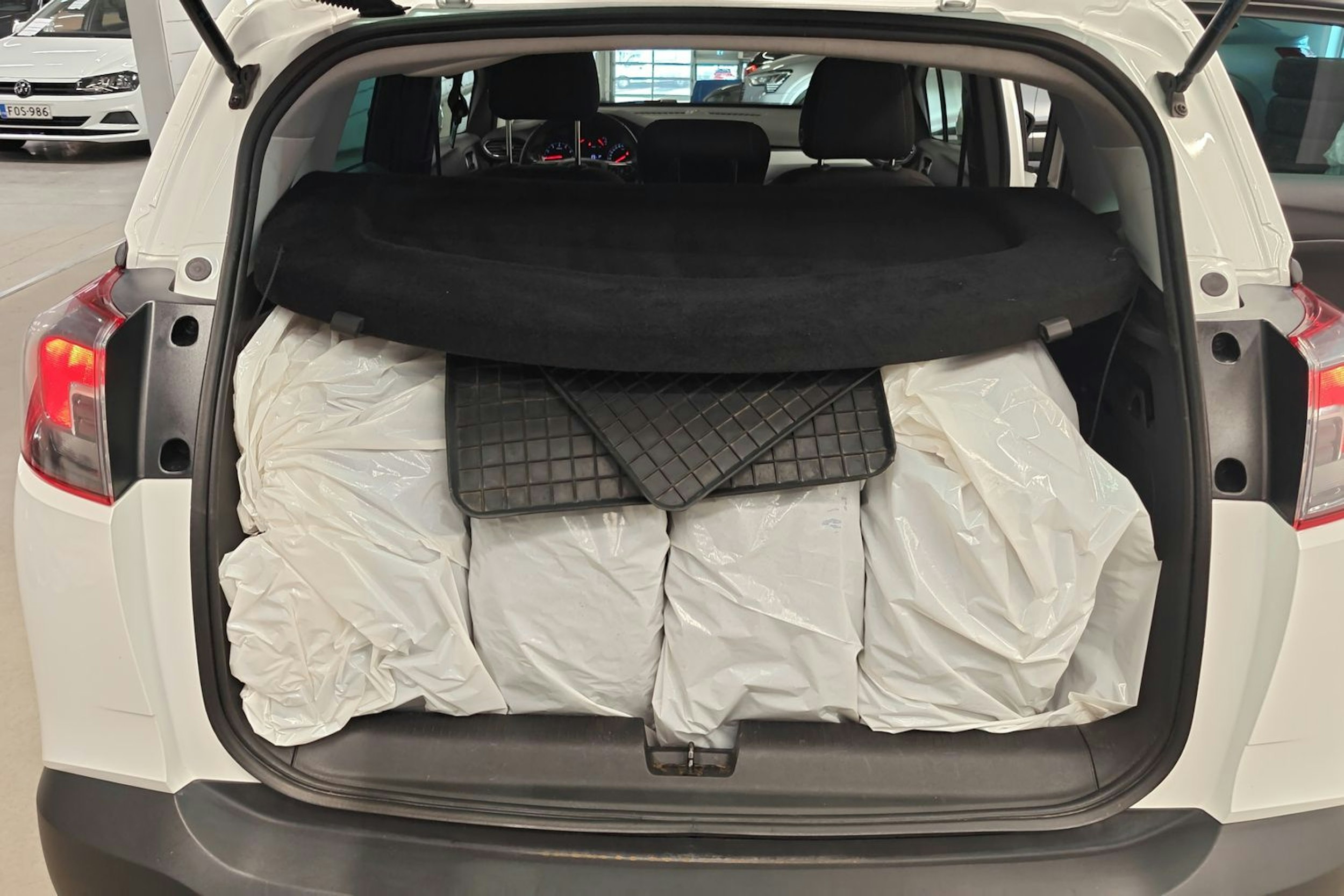Valkoinen Opel Crossland X 2020 kuva 11.