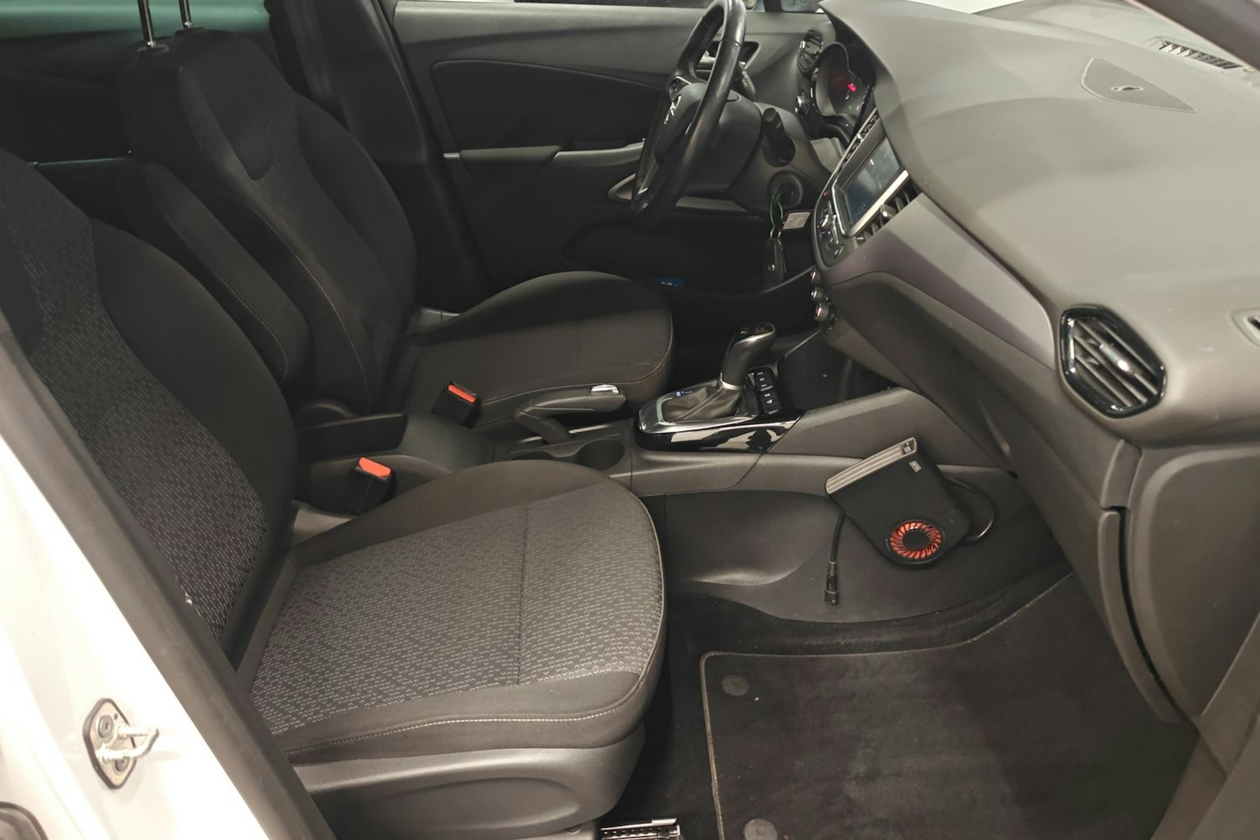 Valkoinen Opel Crossland X 2020 kuva 12.