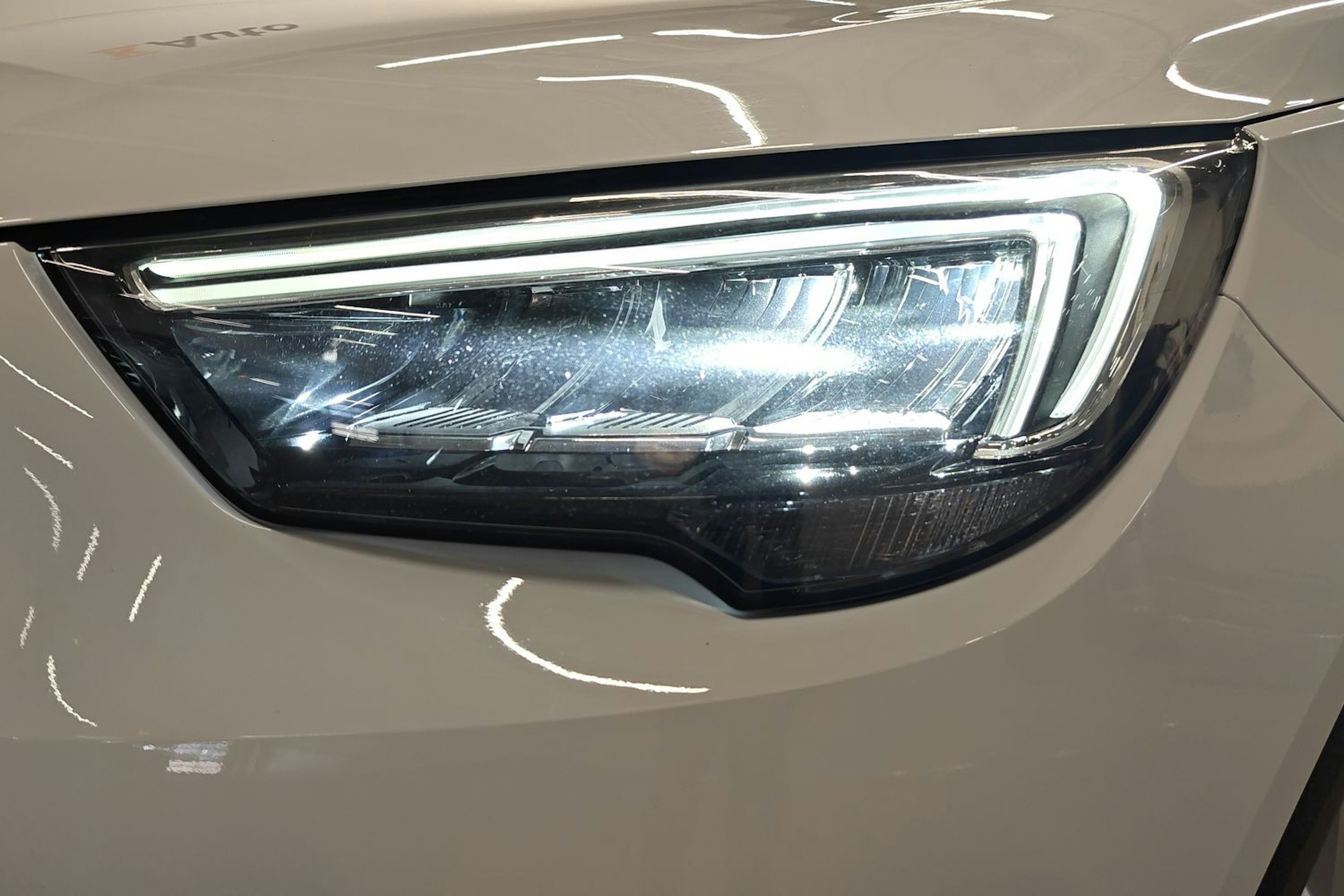 Valkoinen Opel Crossland X 2020 kuva 13.