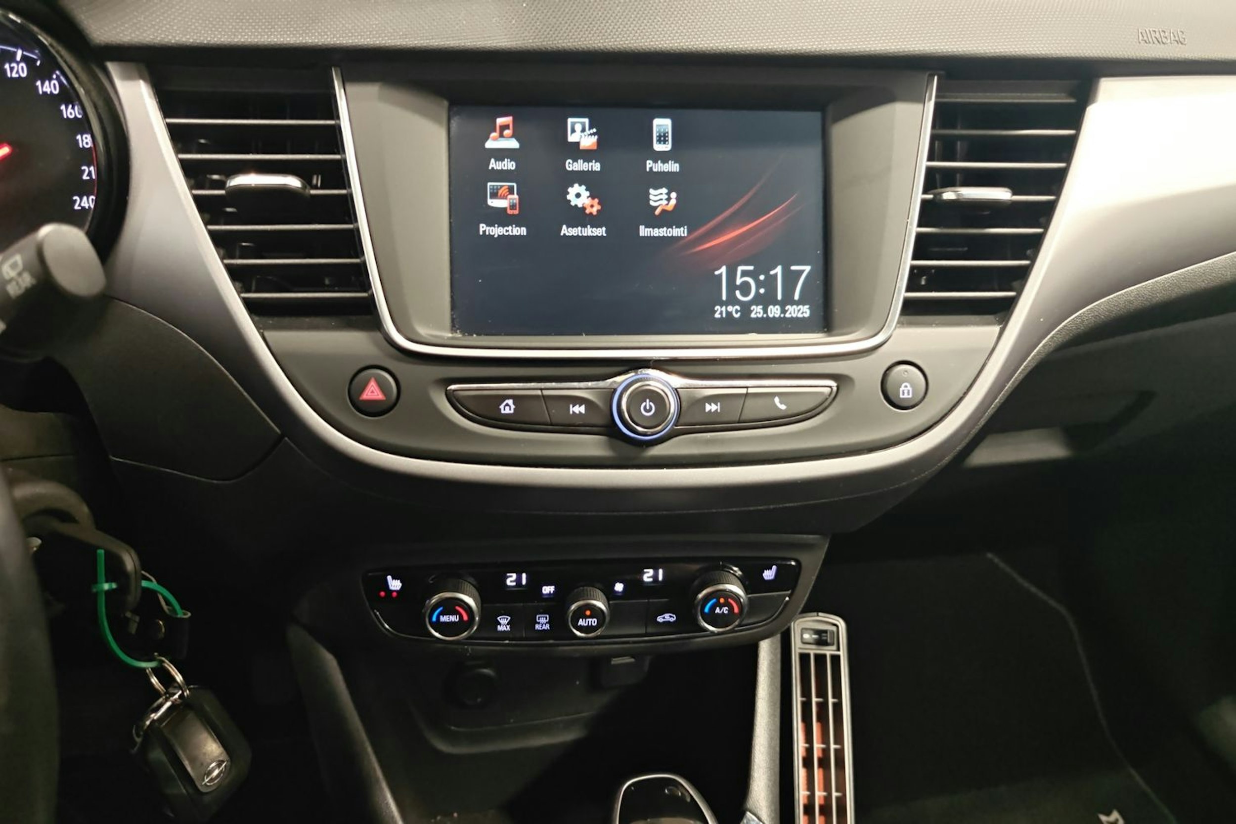 Valkoinen Opel Crossland X 2020 kuva 16.