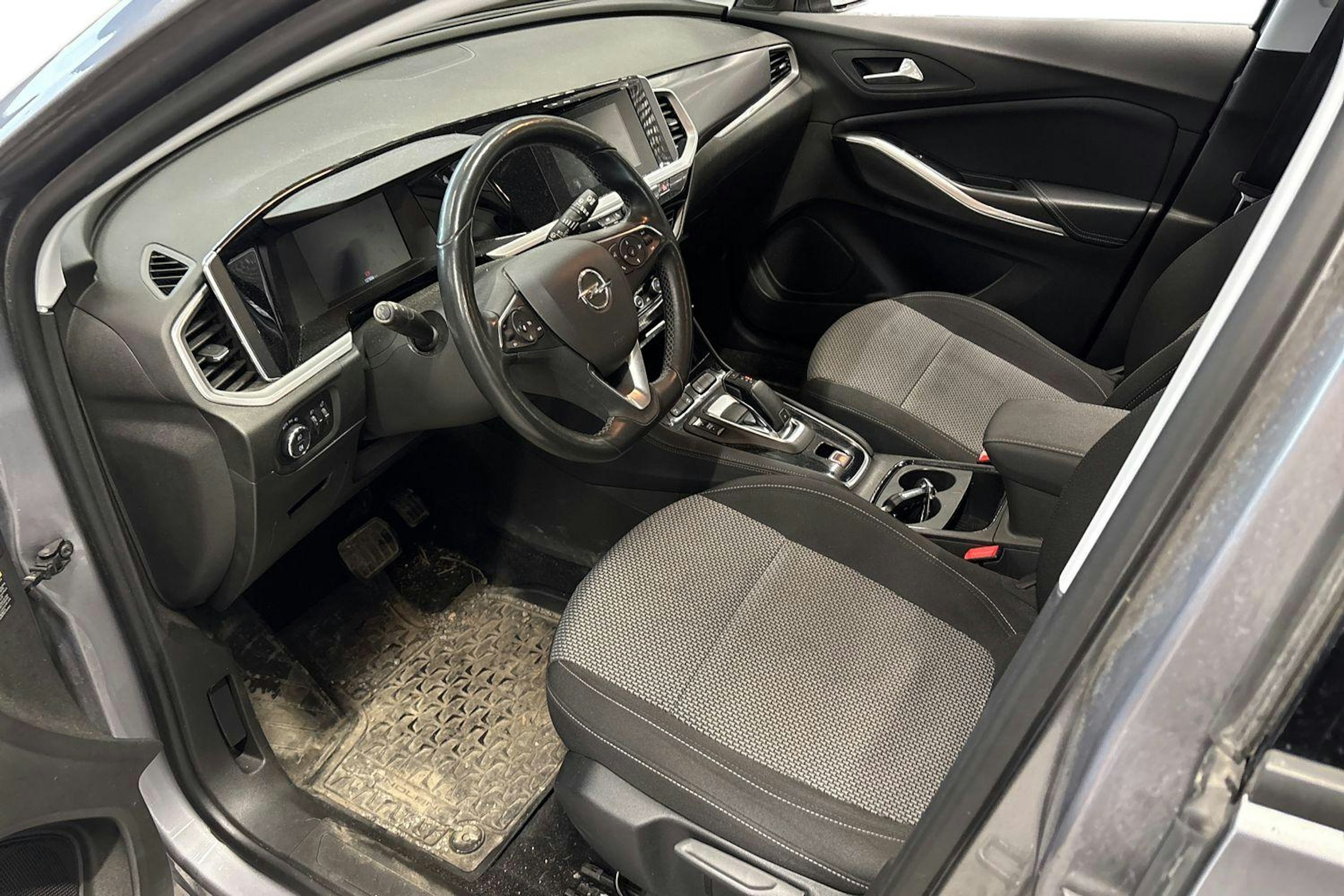 Harmaa Opel Grandland 2022 kuva 3.