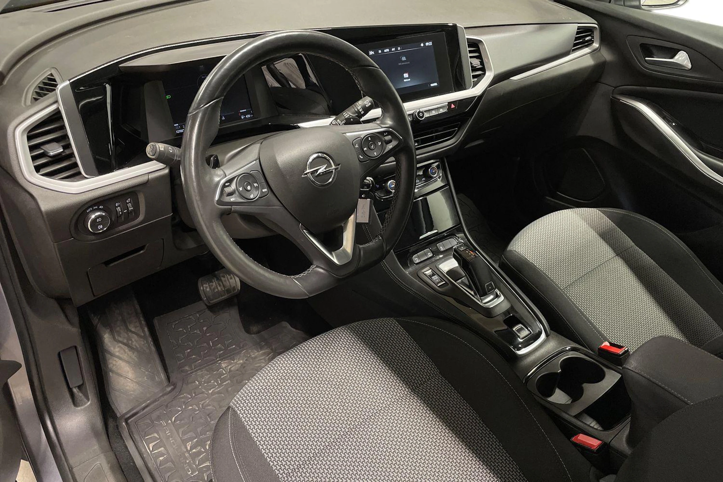 Harmaa Opel Grandland 2022 kuva 6.