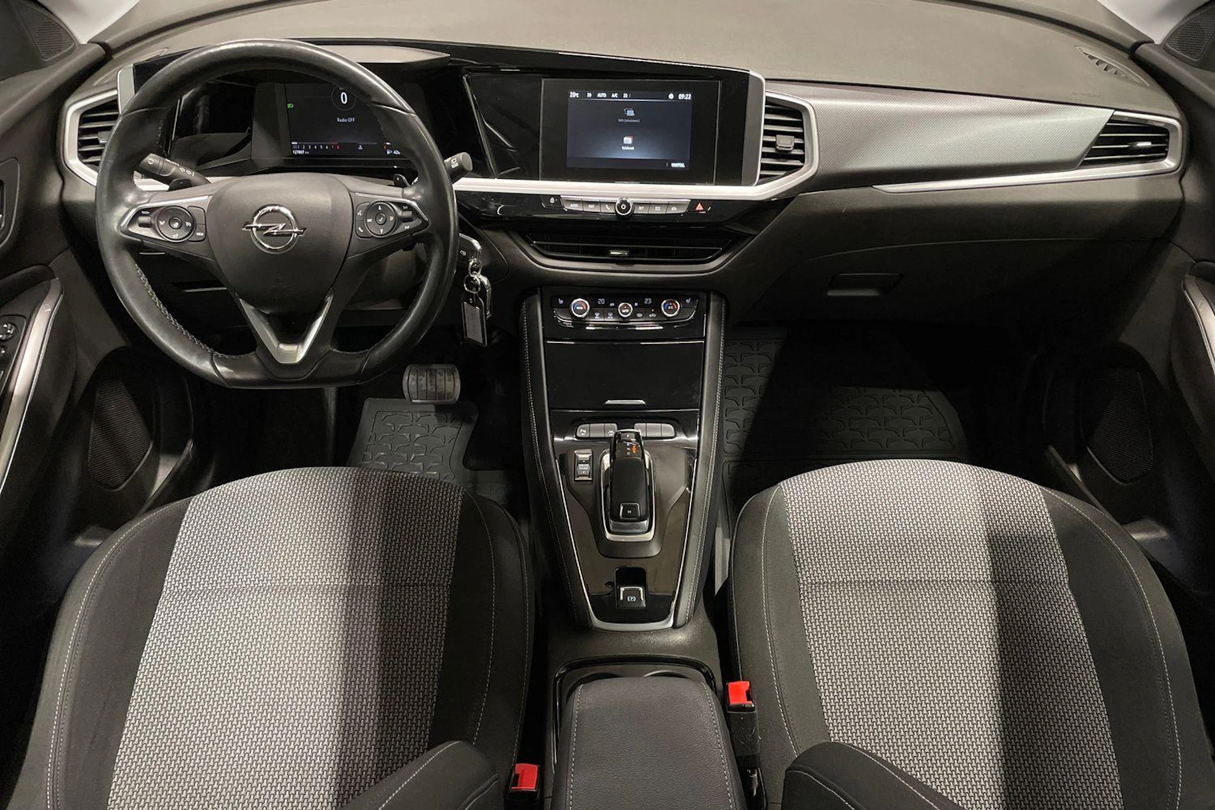 Harmaa Opel Grandland 2022 kuva 7.