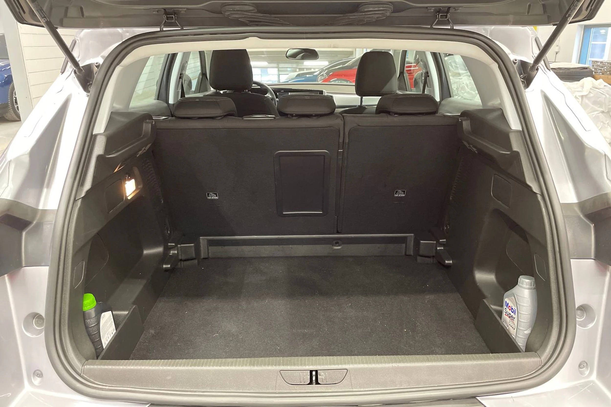 Harmaa Opel Grandland 2022 kuva 12.