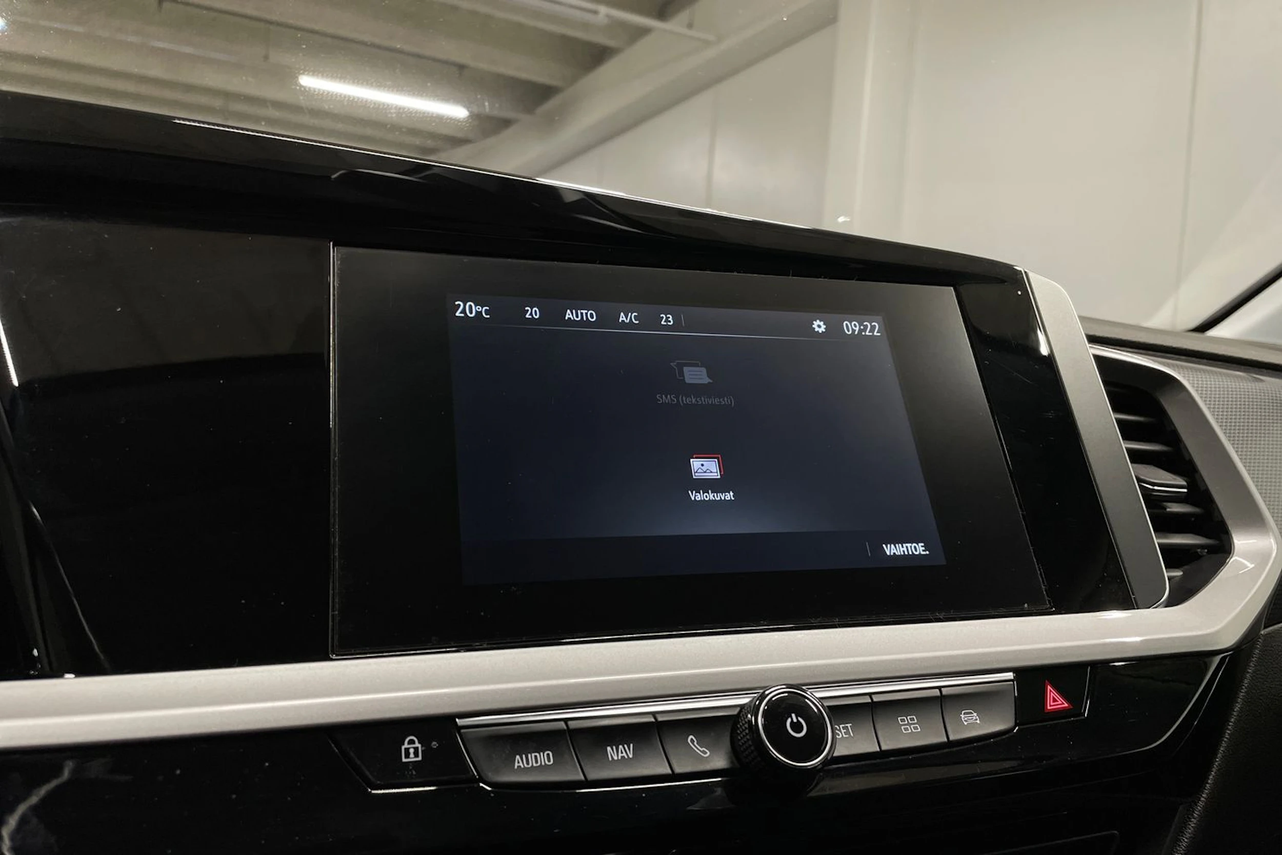 Harmaa Opel Grandland 2022 kuva 14.