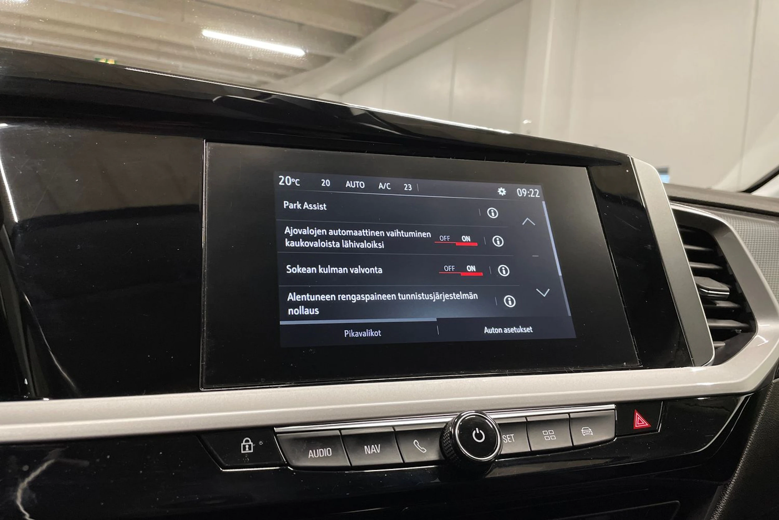 Harmaa Opel Grandland 2022 kuva 15.