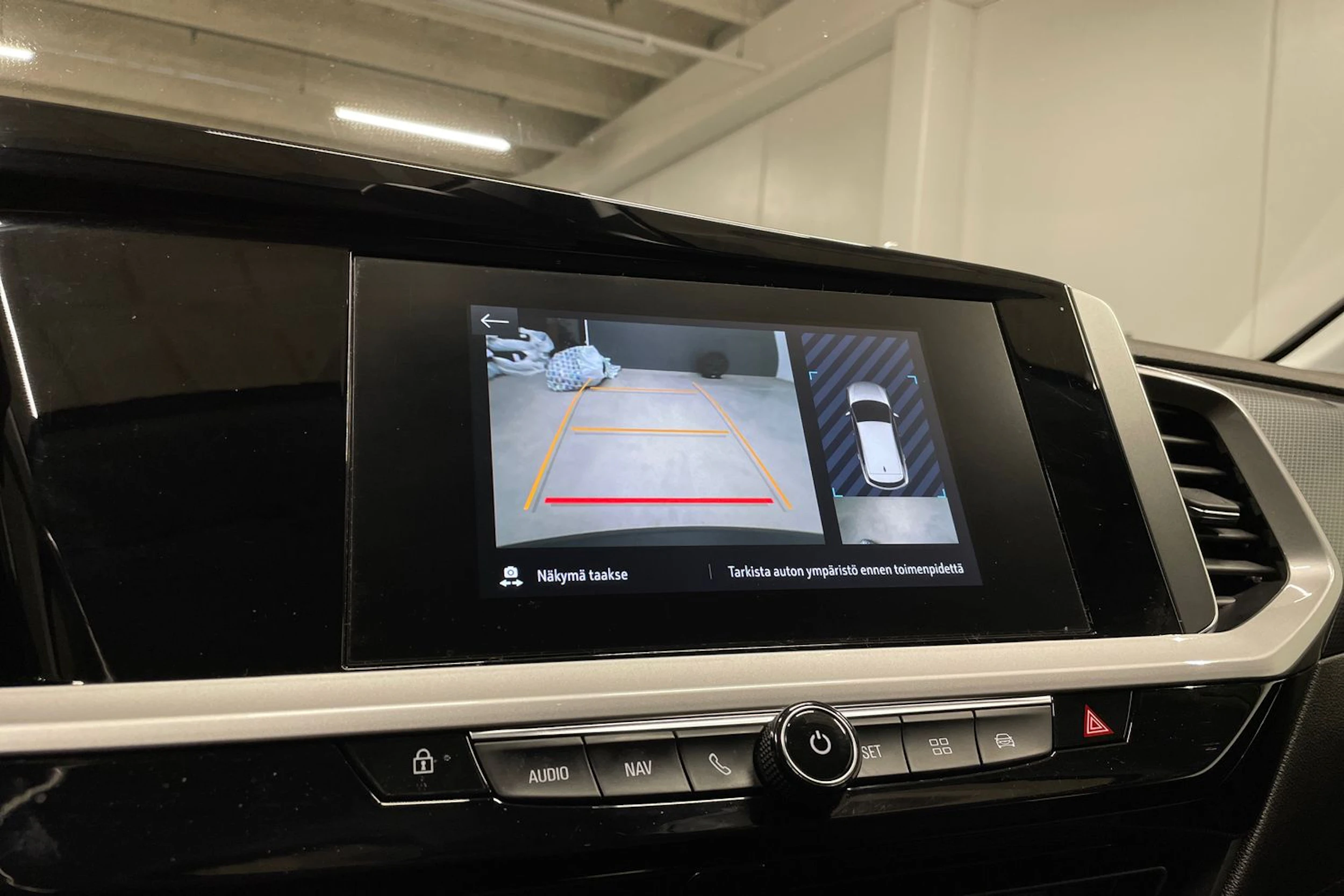 Harmaa Opel Grandland 2022 kuva 16.