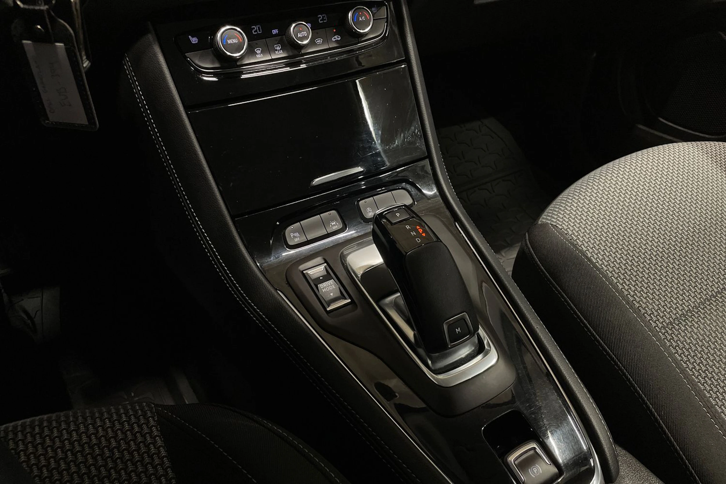 Harmaa Opel Grandland 2022 kuva 17.