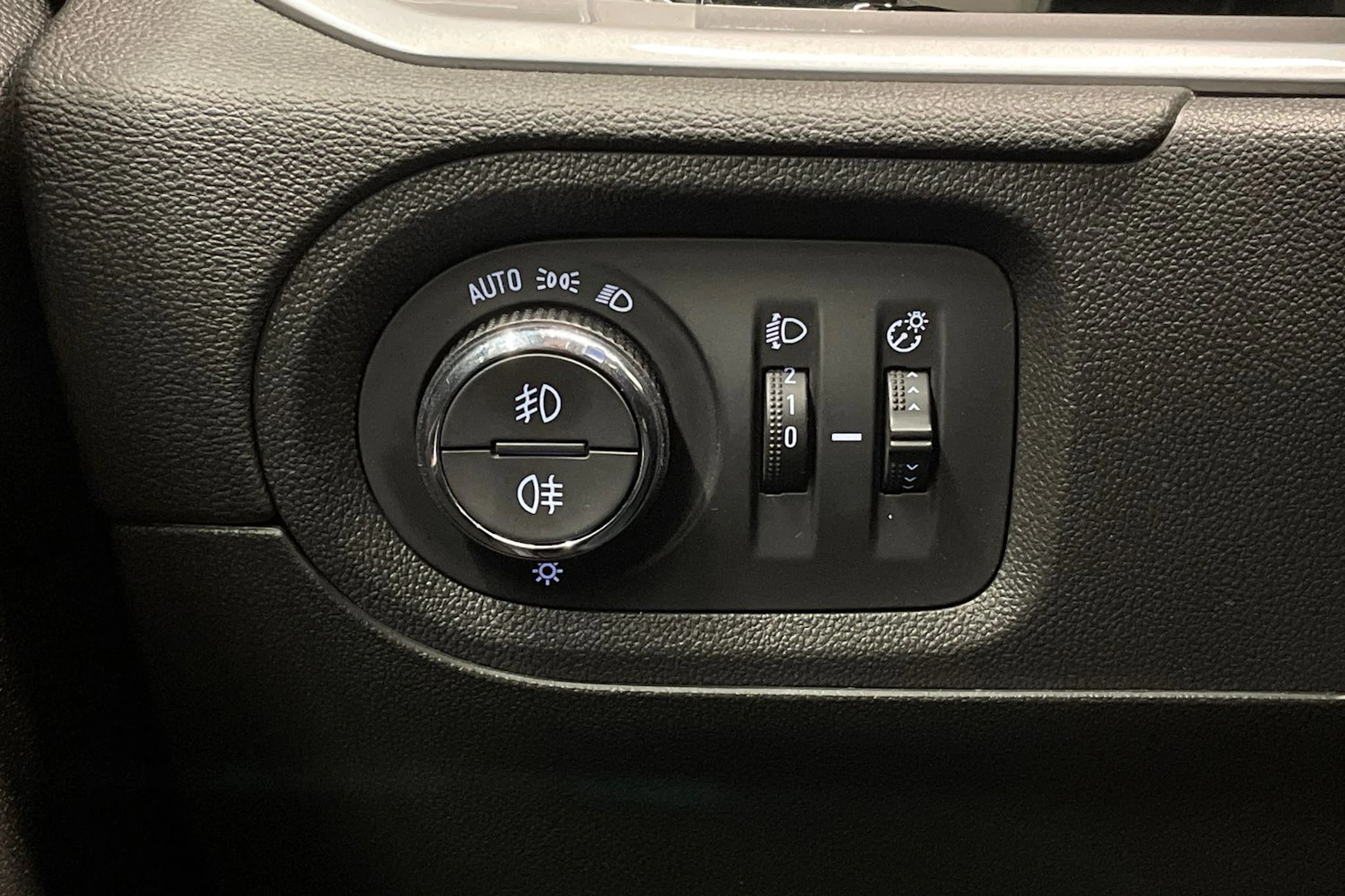 Harmaa Opel Grandland 2022 kuva 18.