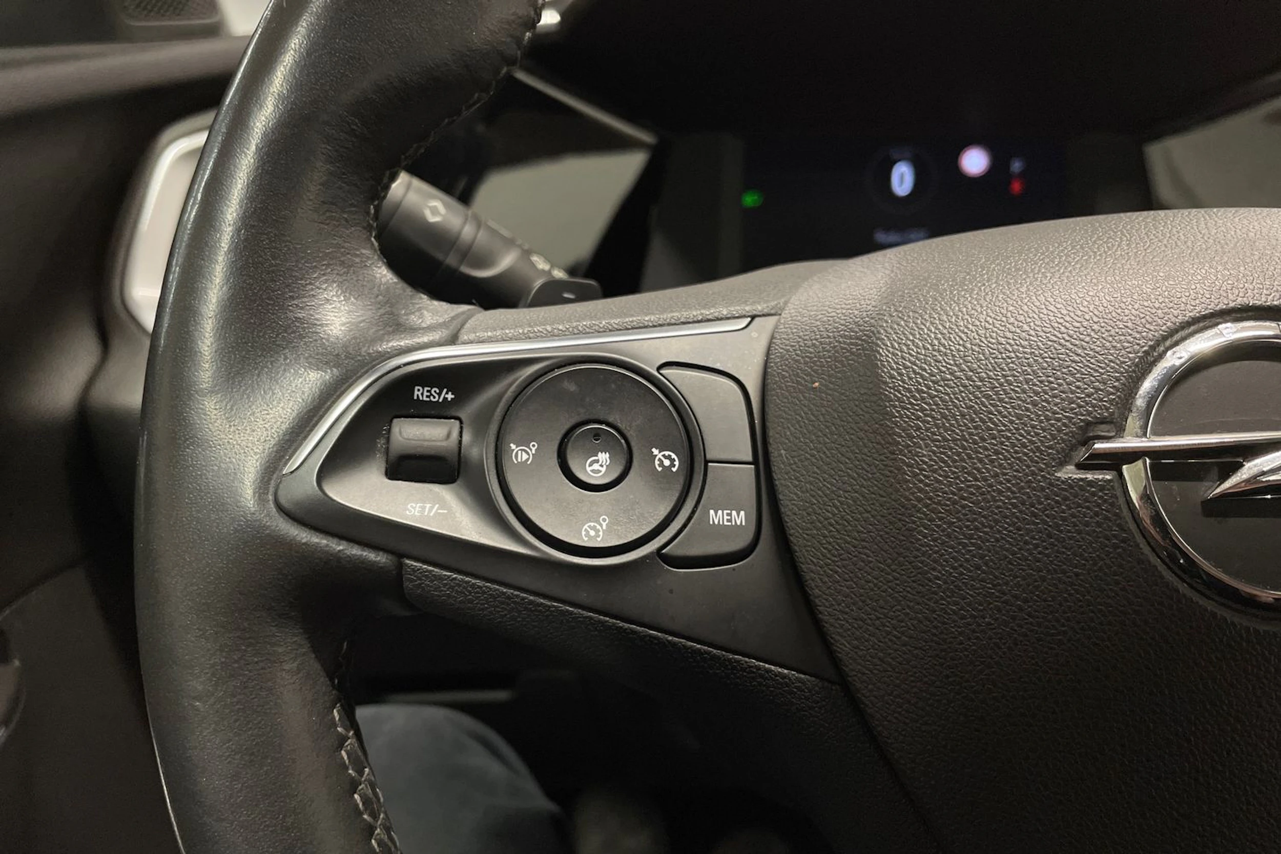 Harmaa Opel Grandland 2022 kuva 19.