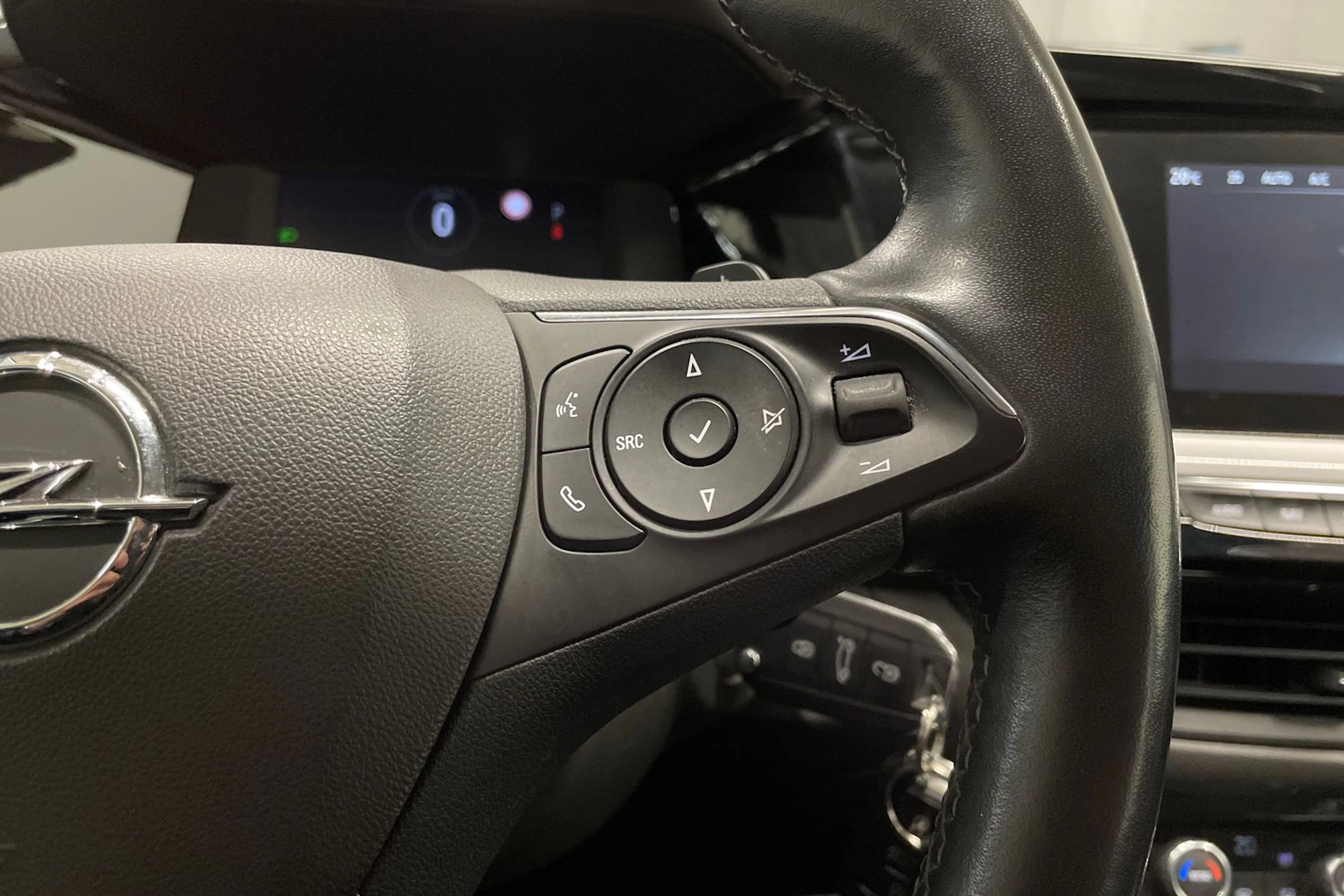 Harmaa Opel Grandland 2022 kuva 20.