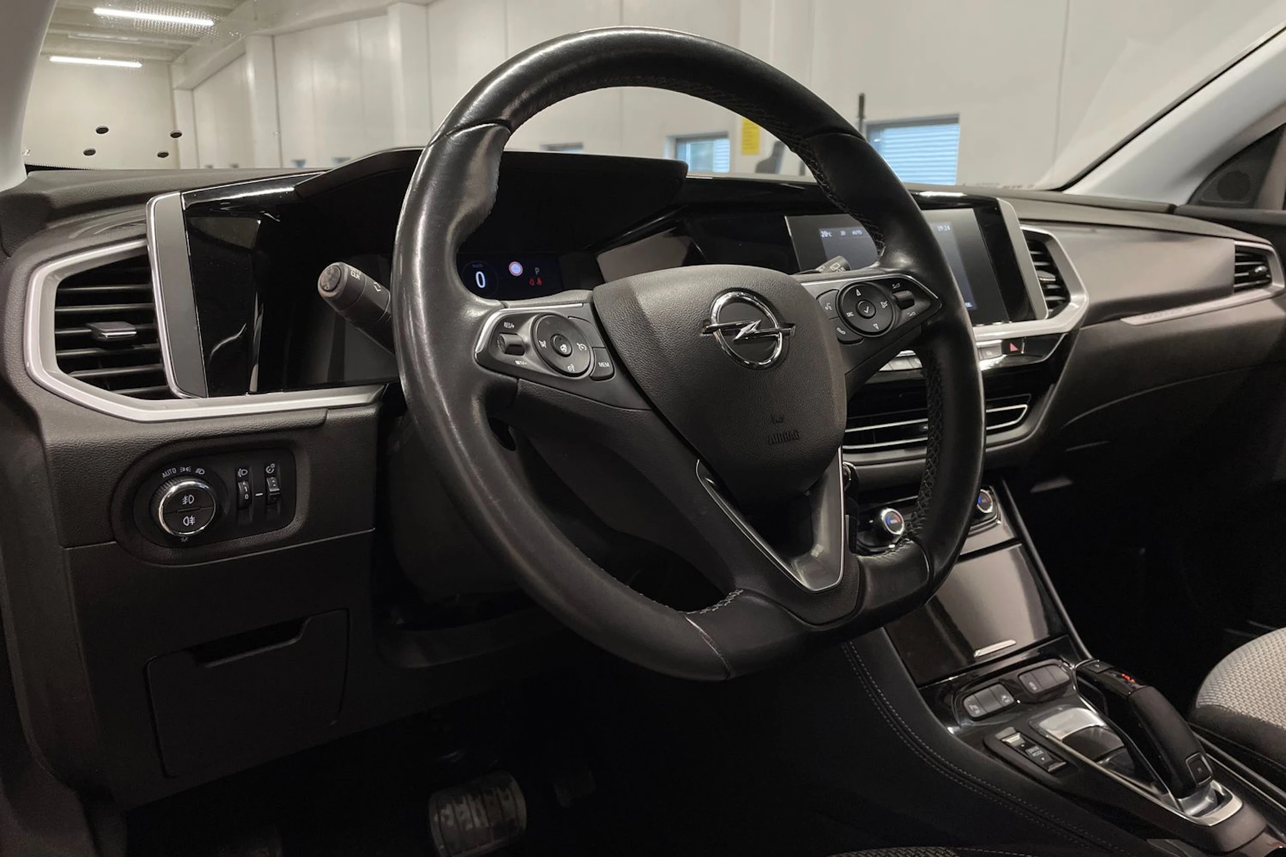 Harmaa Opel Grandland 2022 kuva 21.