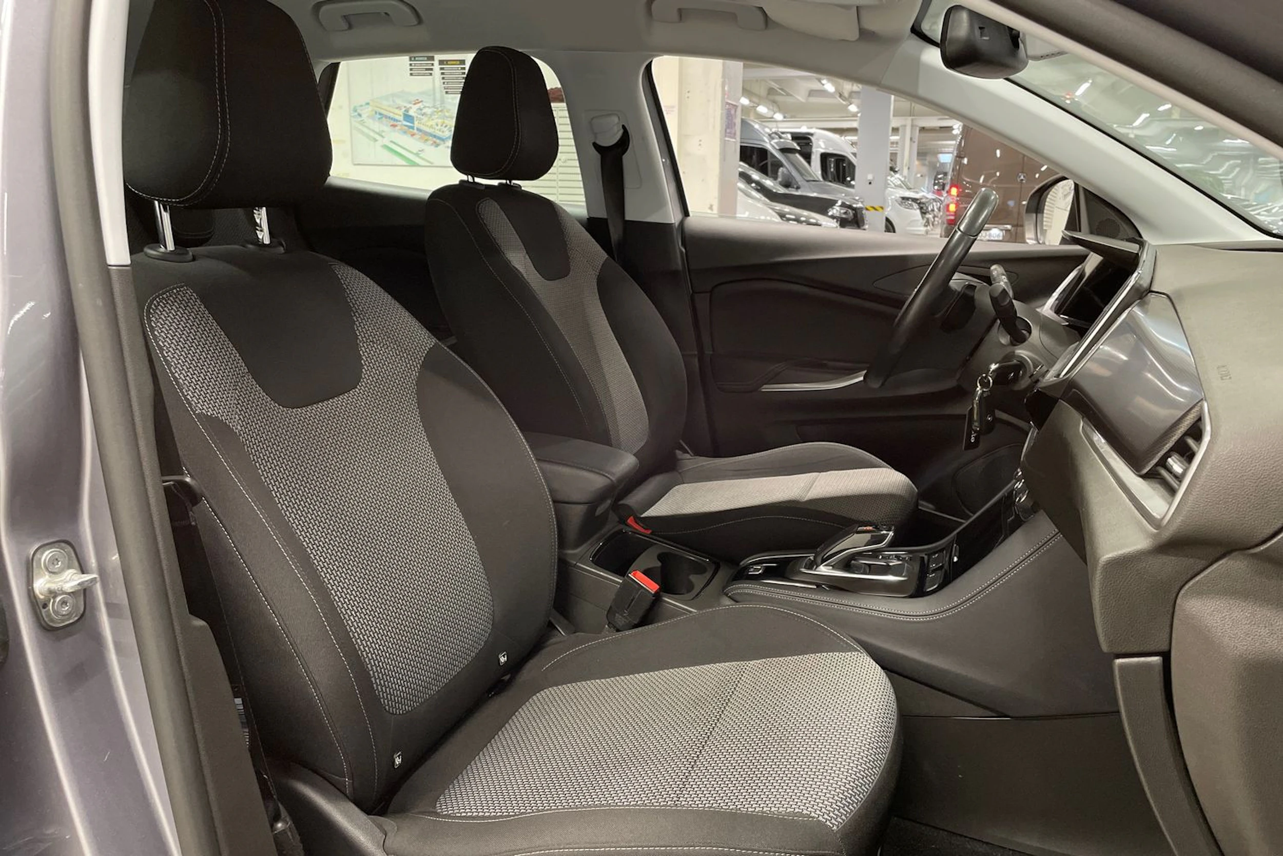 Harmaa Opel Grandland 2022 kuva 22.