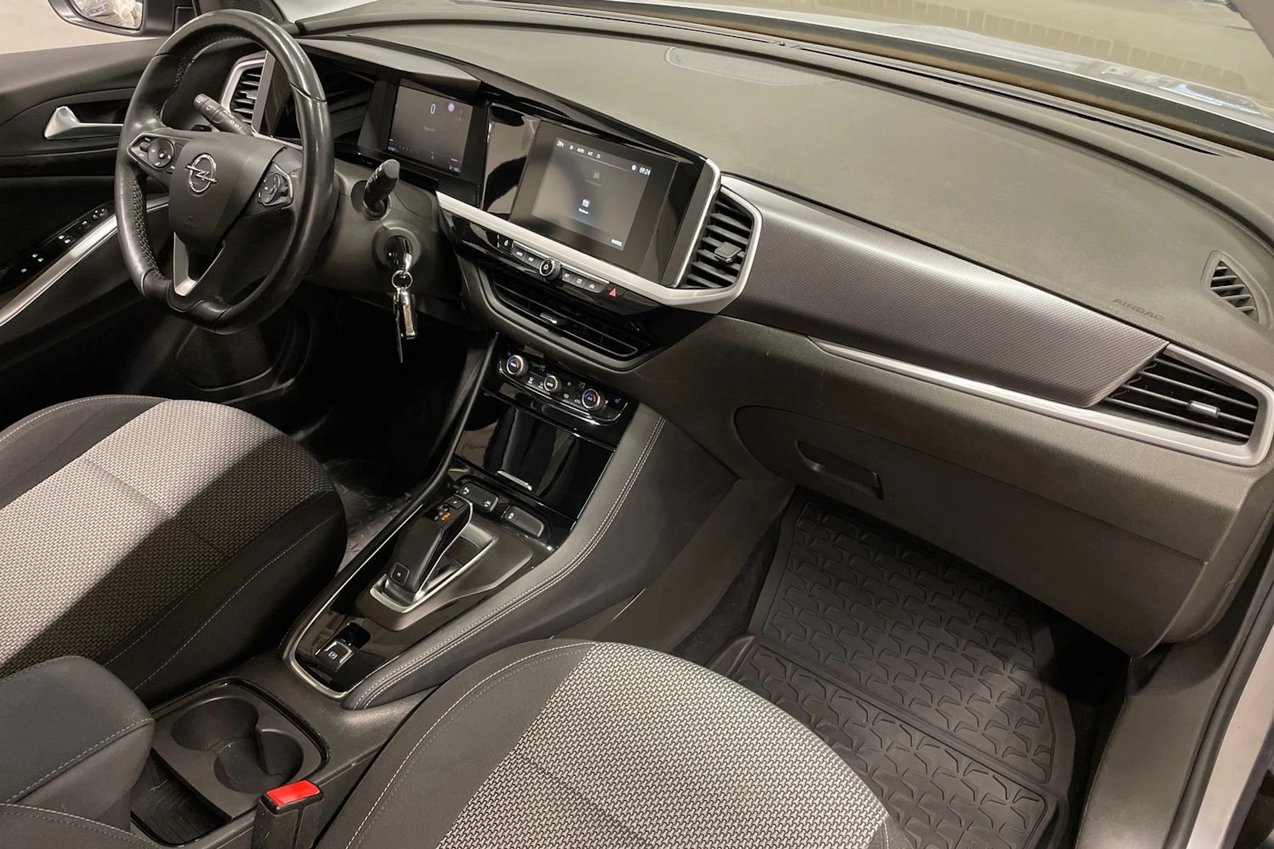 Harmaa Opel Grandland 2022 kuva 23.