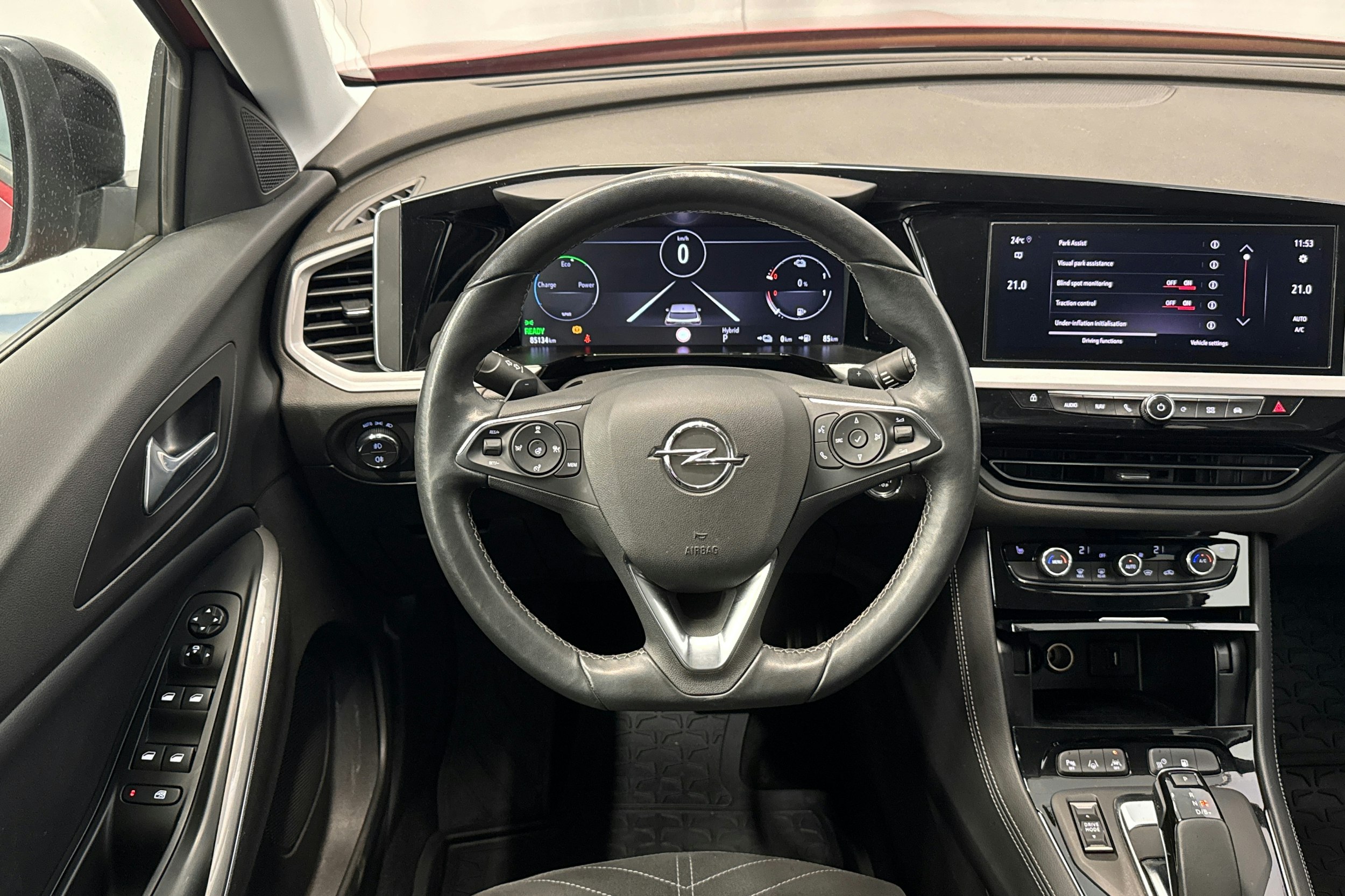 punainen Opel Grandland 2022 kuva 16.