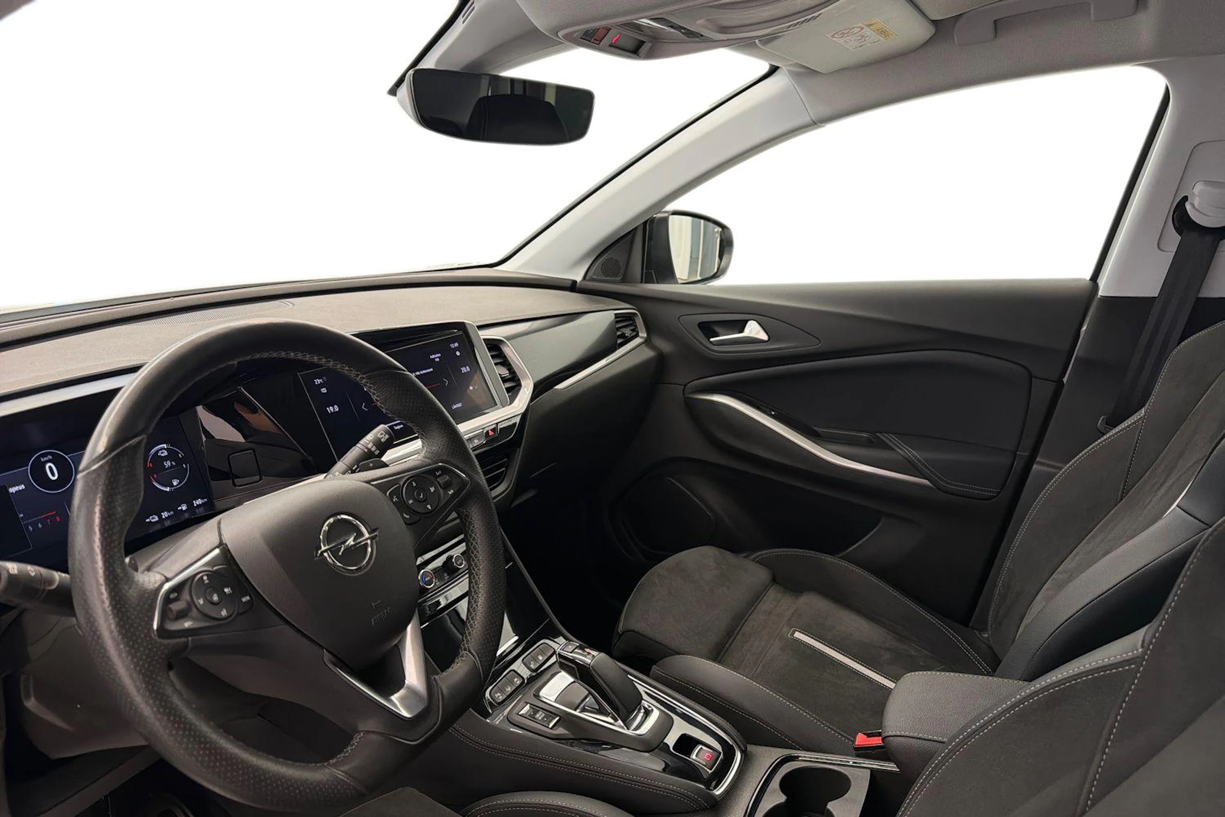 Valkoinen Opel Grandland 2023 kuva 6.