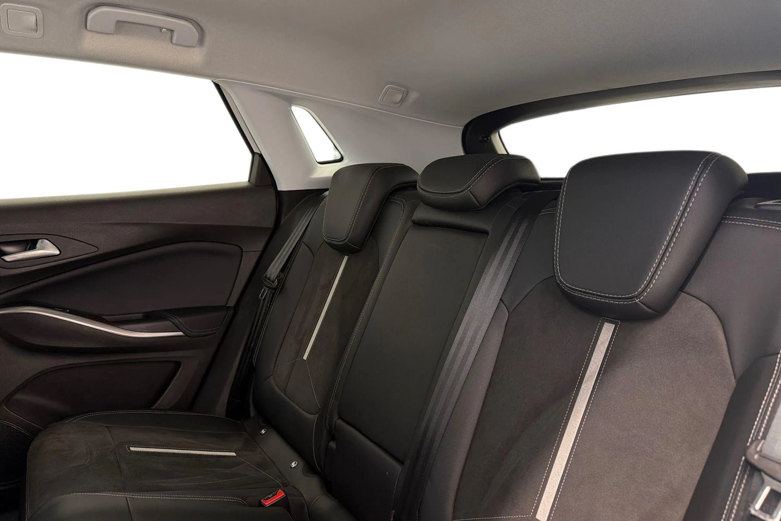 Valkoinen Opel Grandland 2023 kuva 8.