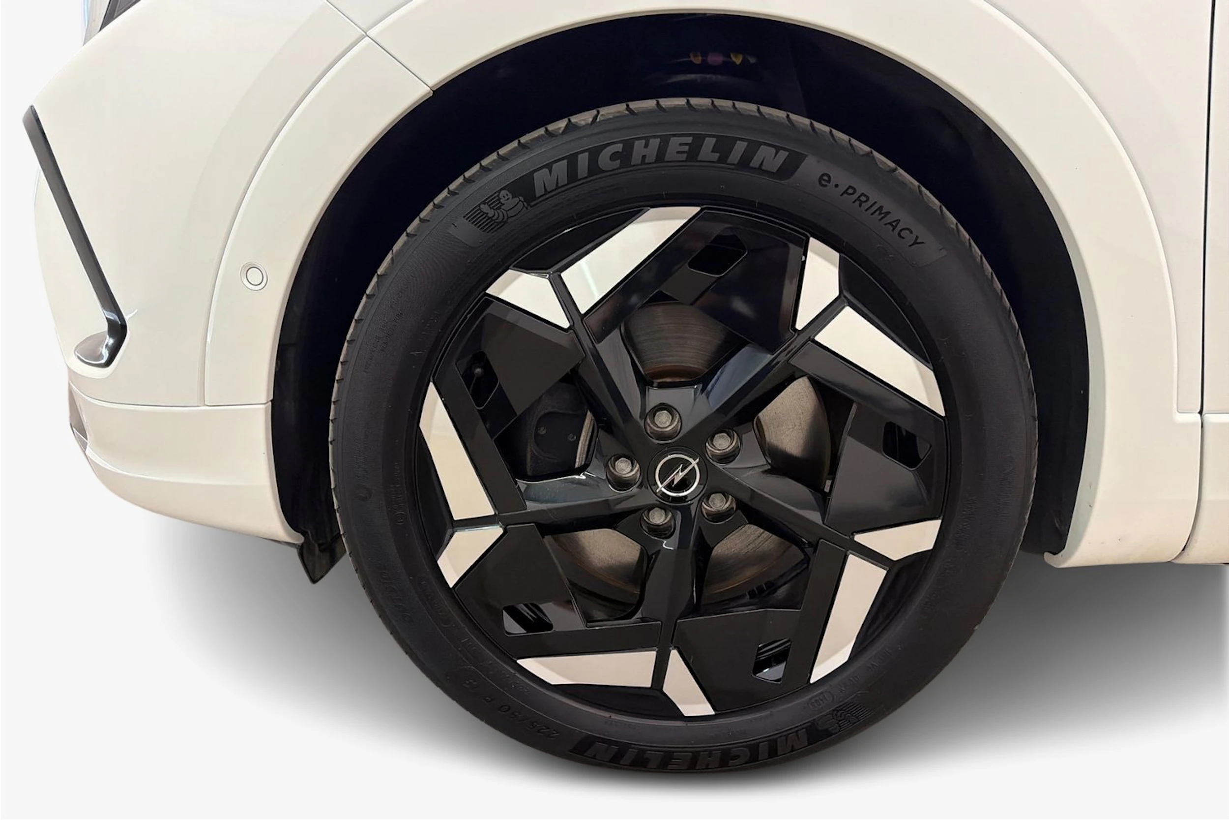 Valkoinen Opel Grandland 2023 kuva 9.