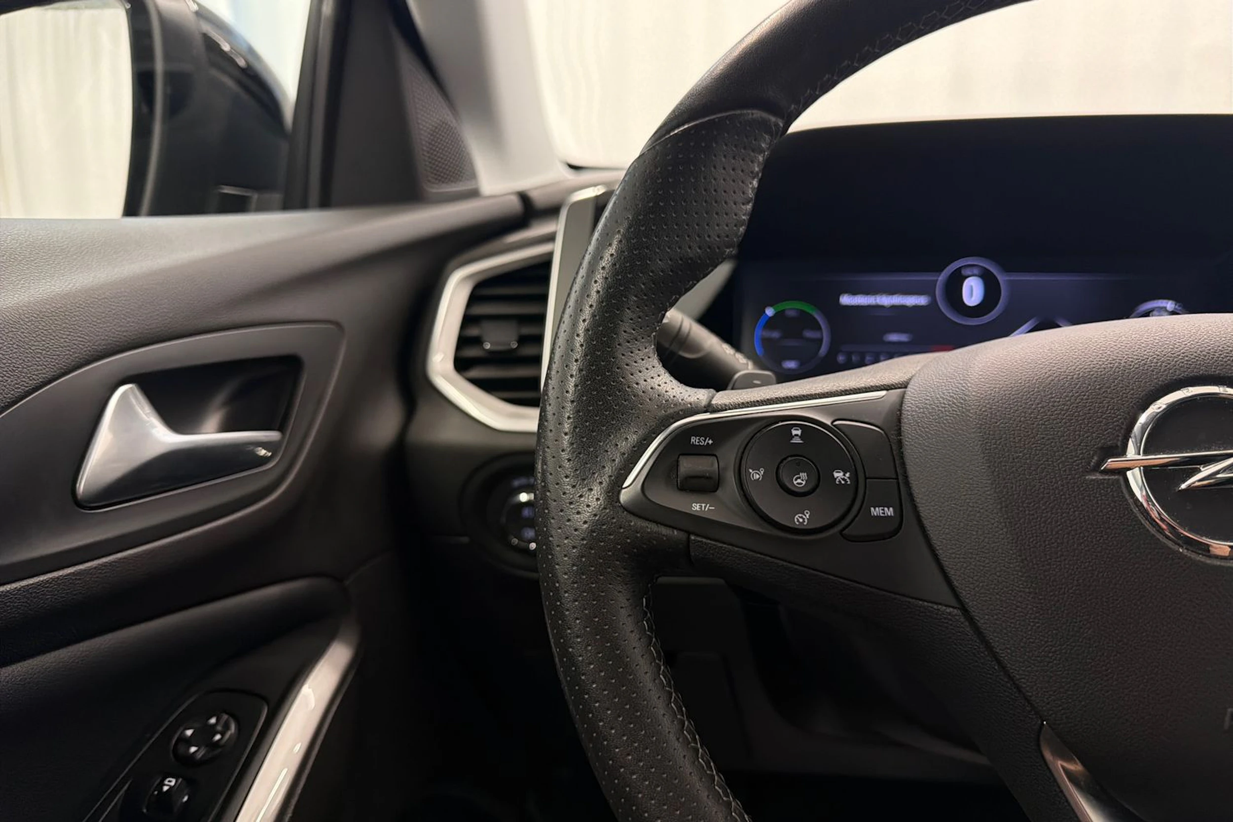Valkoinen Opel Grandland 2023 kuva 18.