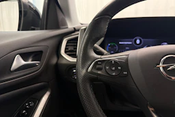 Valkoinen Opel Grandland 2023 kuva 18.