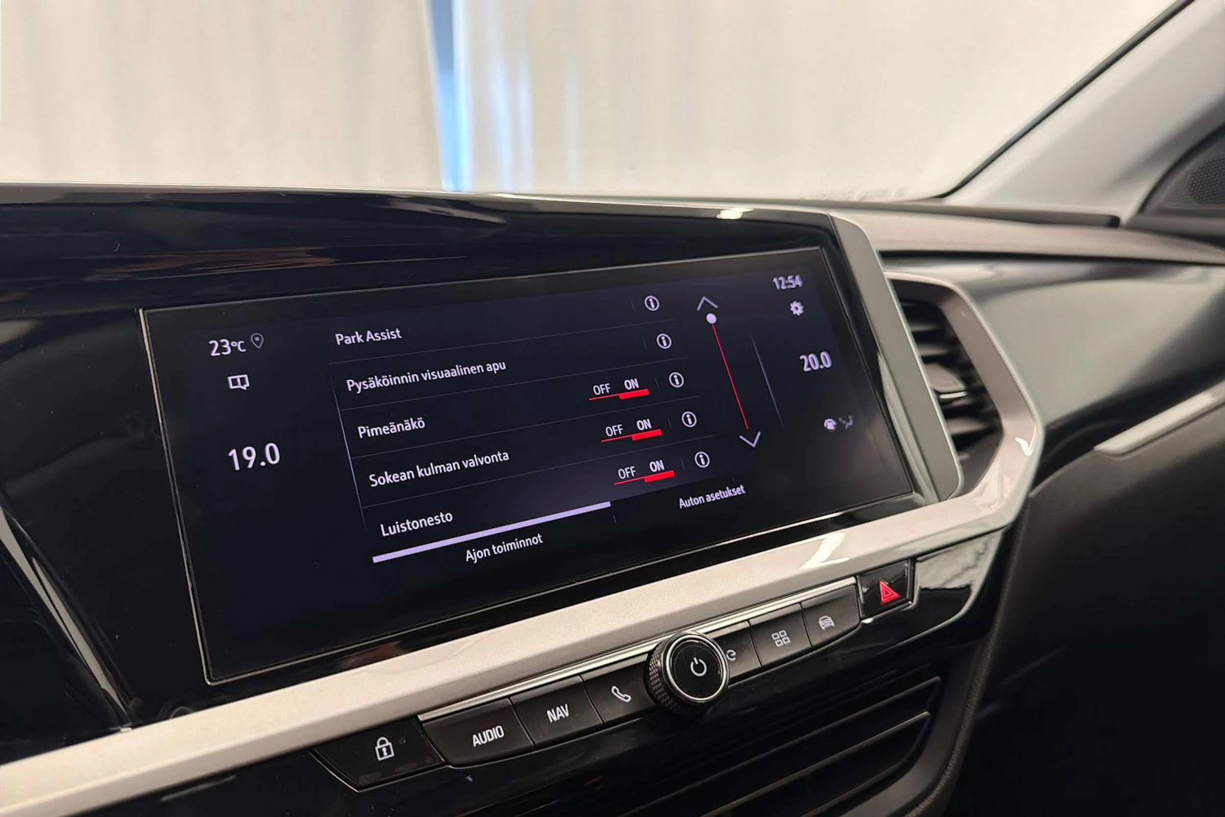 Valkoinen Opel Grandland 2023 kuva 22.