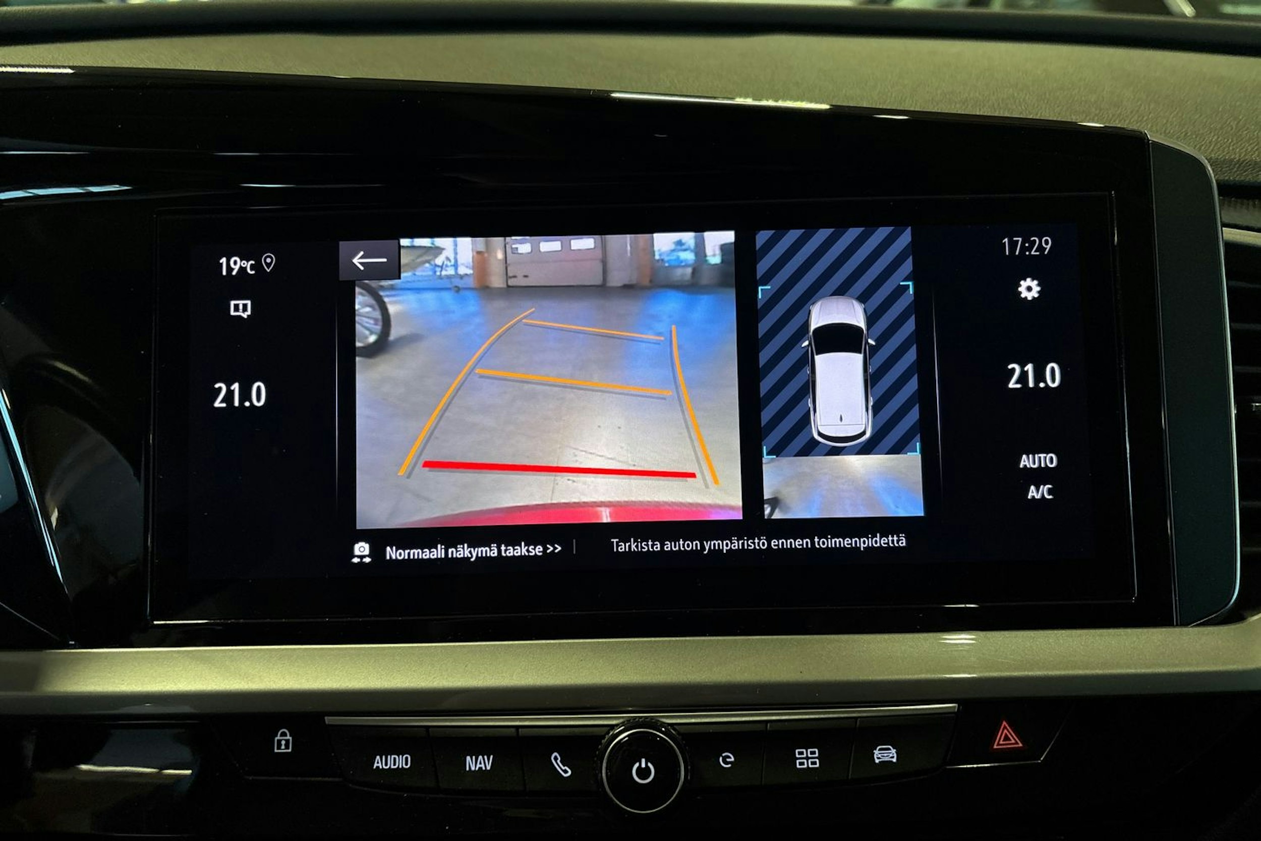 Punainen Opel Grandland 2023 kuva 18.