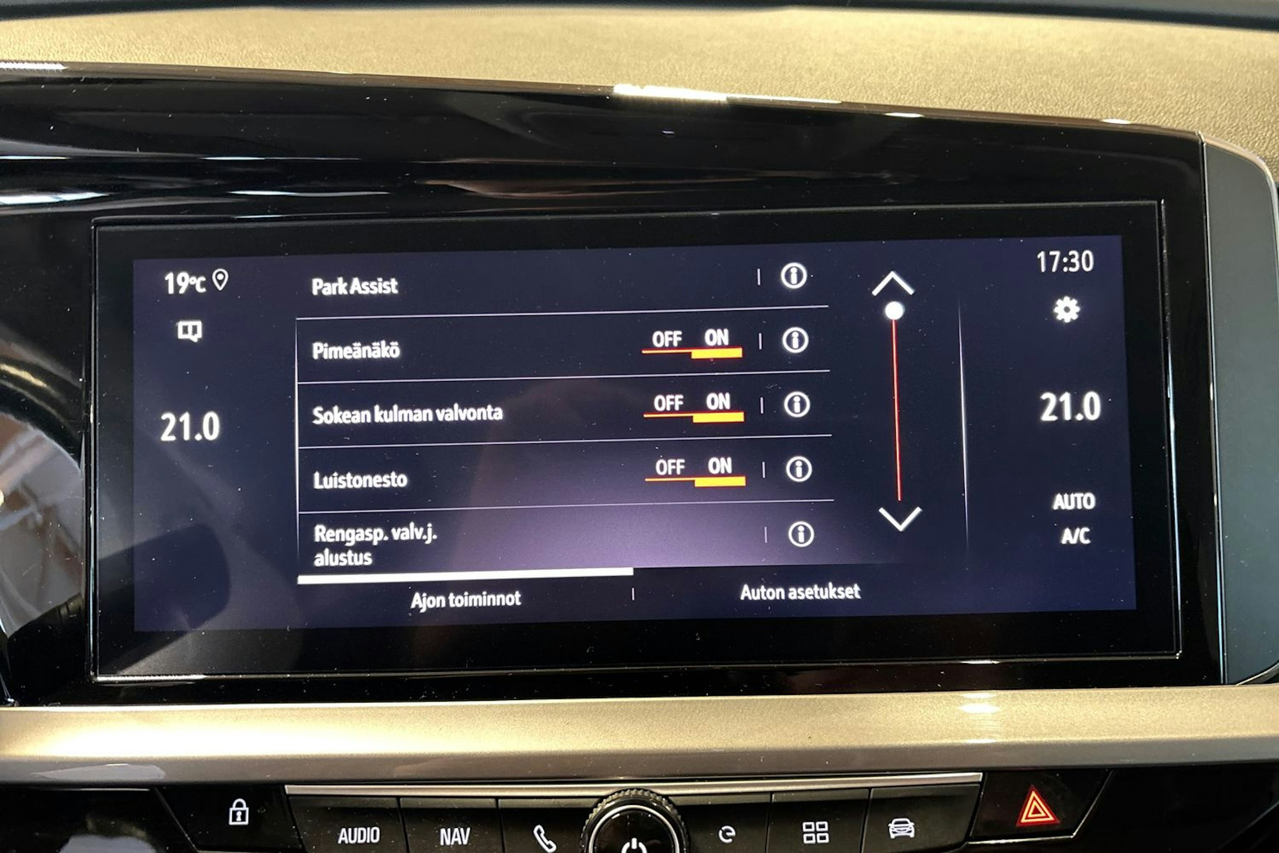 Punainen Opel Grandland 2023 kuva 20.
