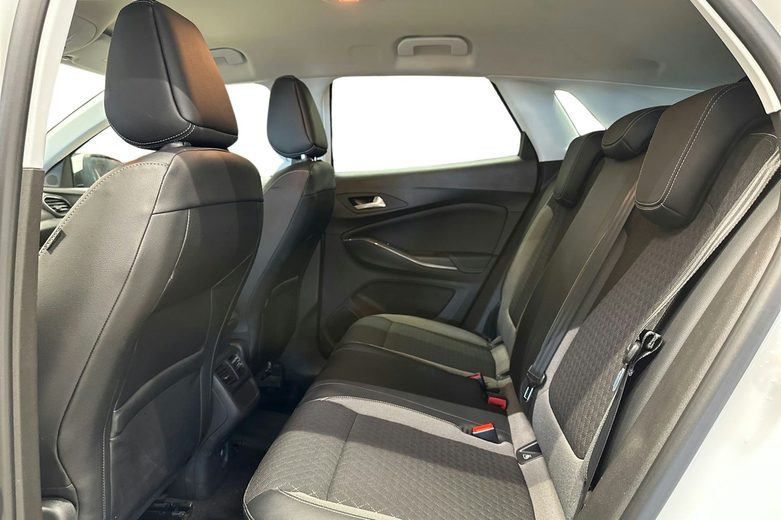 valkoinen Opel Grandland X 2018 kuva 10.