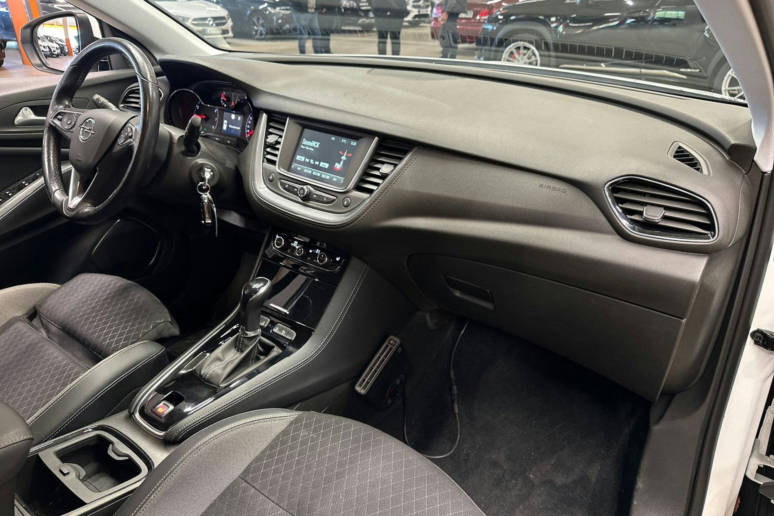 valkoinen Opel Grandland X 2018 kuva 14.