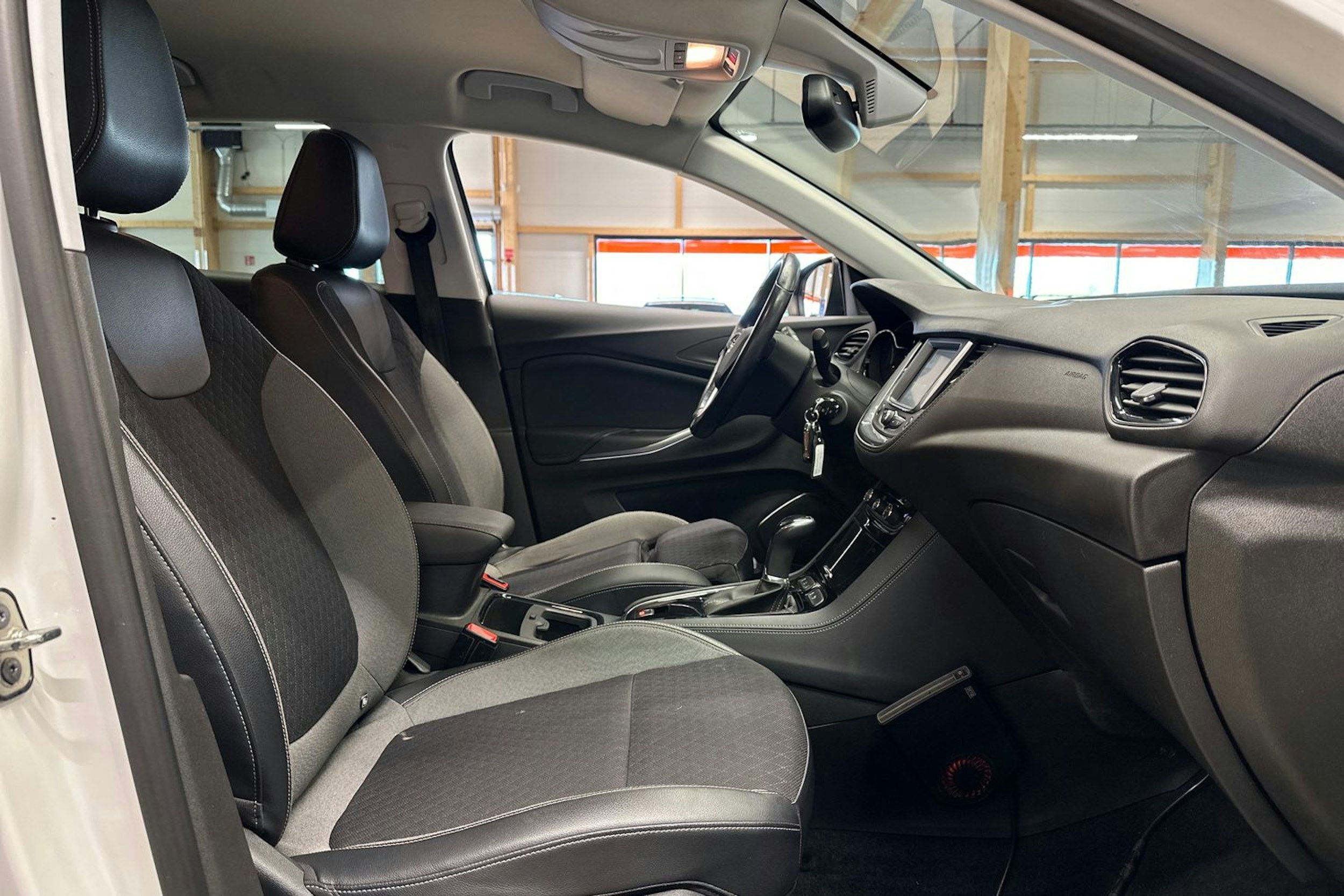 valkoinen Opel Grandland X 2018 kuva 15.