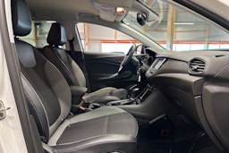 valkoinen Opel Grandland X 2018 kuva 15.