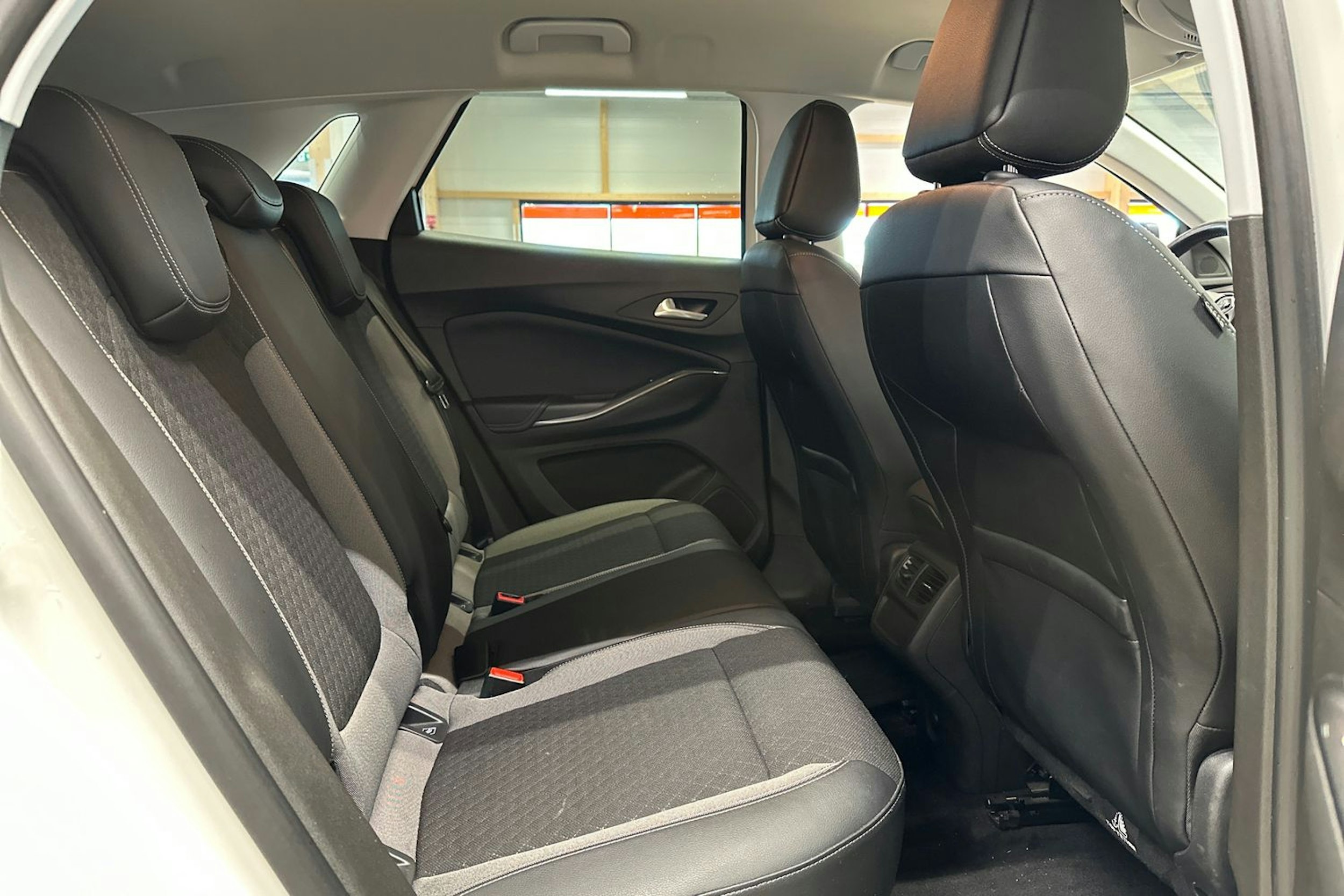 valkoinen Opel Grandland X 2018 kuva 16.