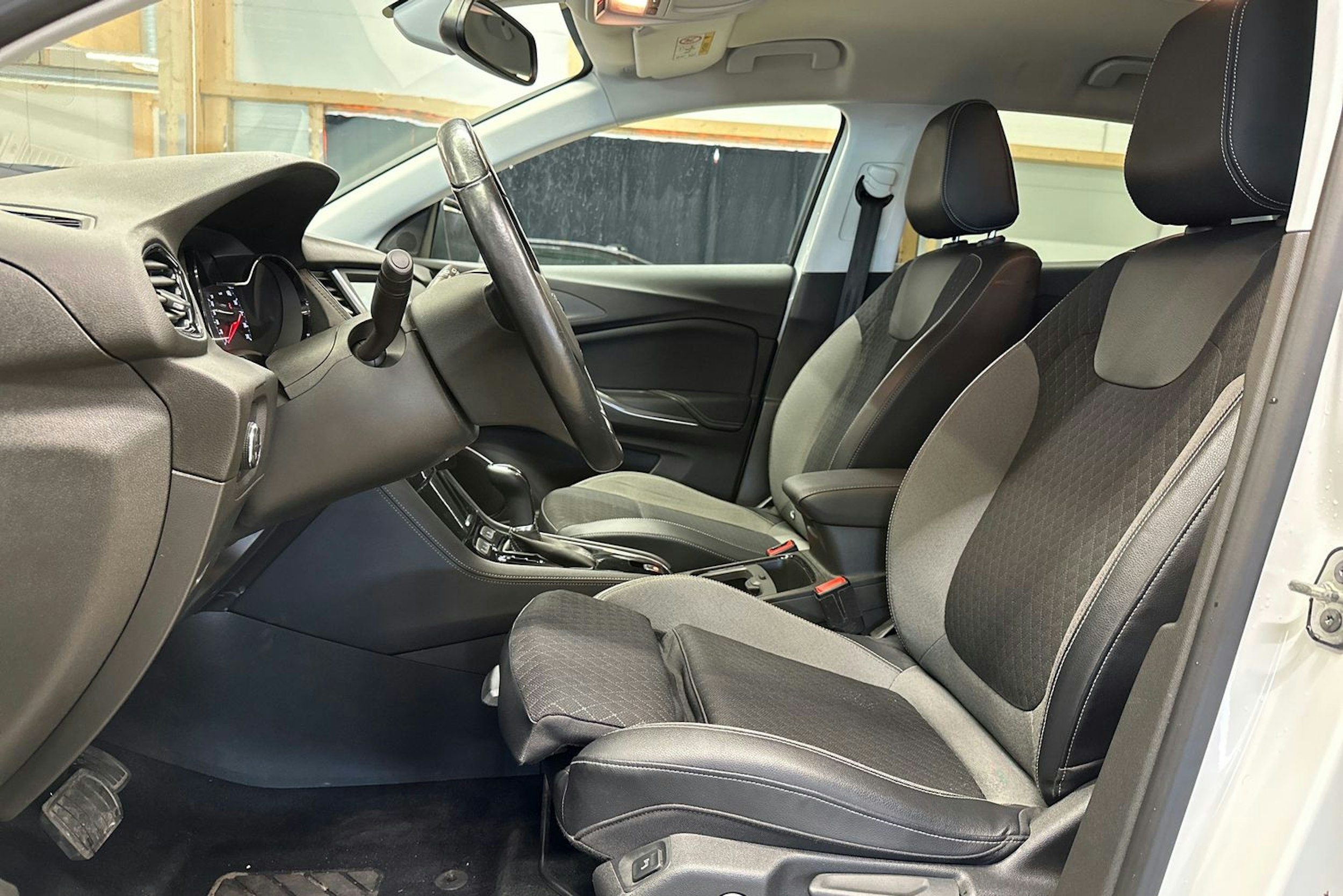 valkoinen Opel Grandland X 2018 kuva 17.