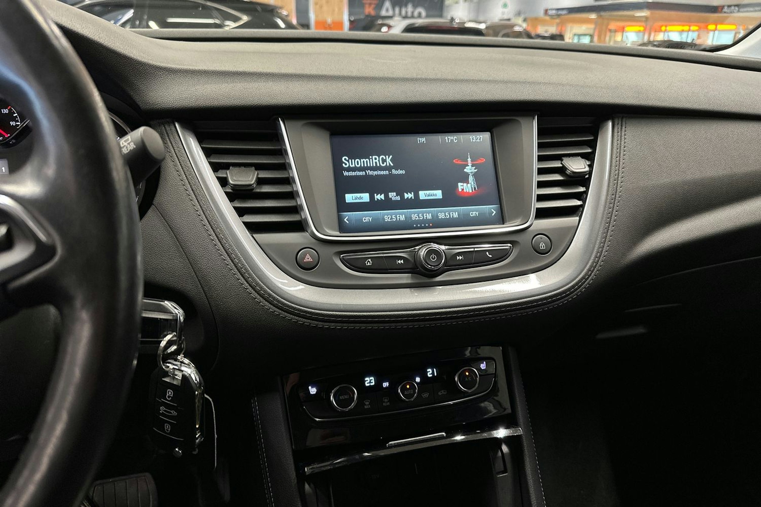 valkoinen Opel Grandland X 2018 kuva 20.