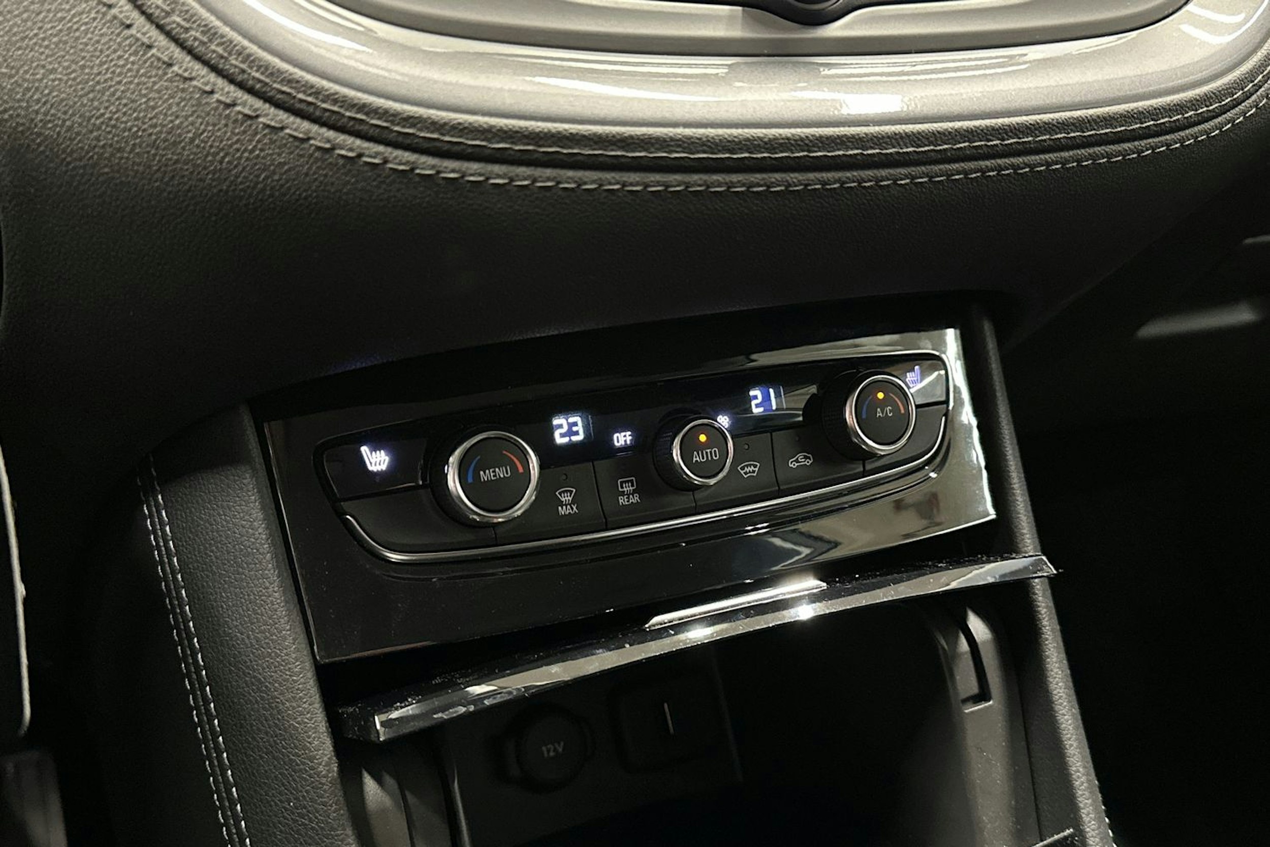 valkoinen Opel Grandland X 2018 kuva 21.