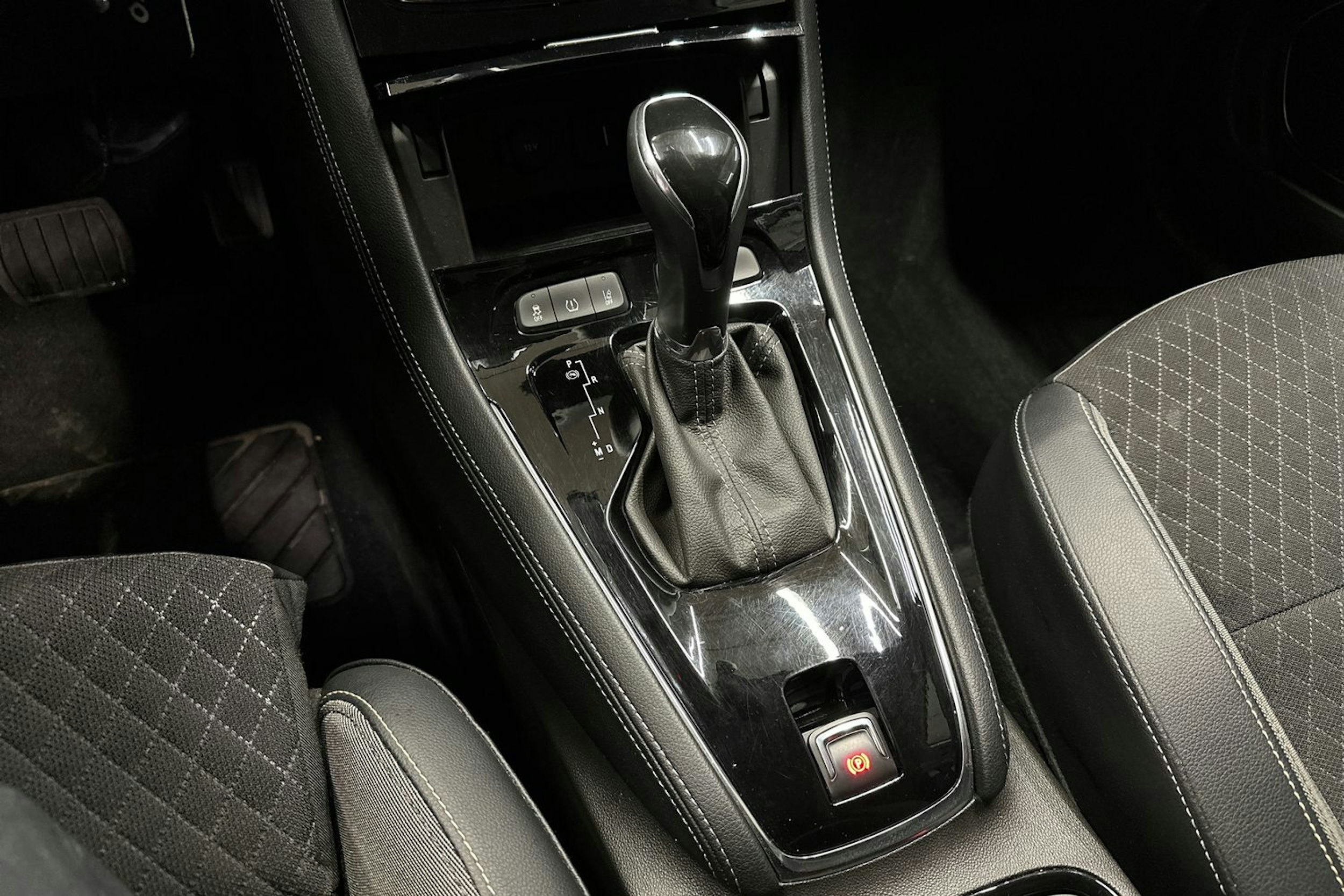 valkoinen Opel Grandland X 2018 kuva 23.