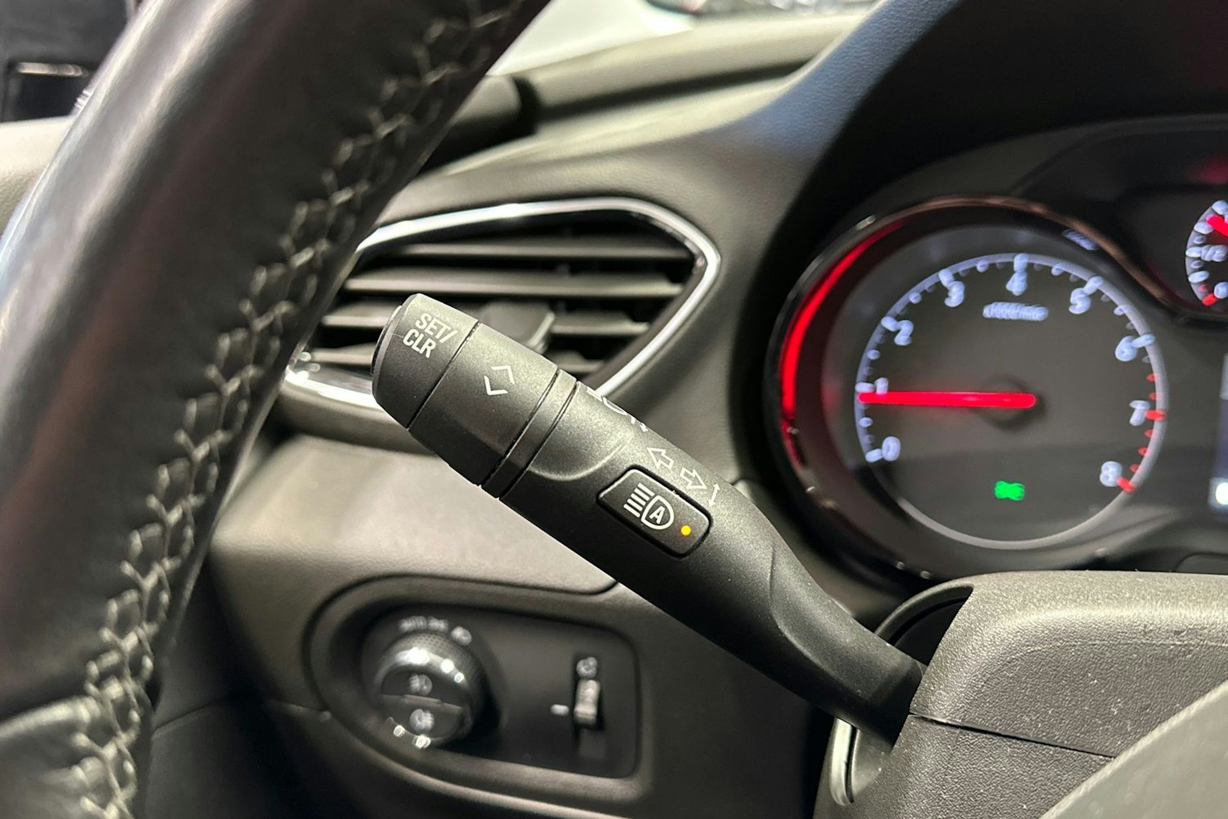 valkoinen Opel Grandland X 2018 kuva 25.