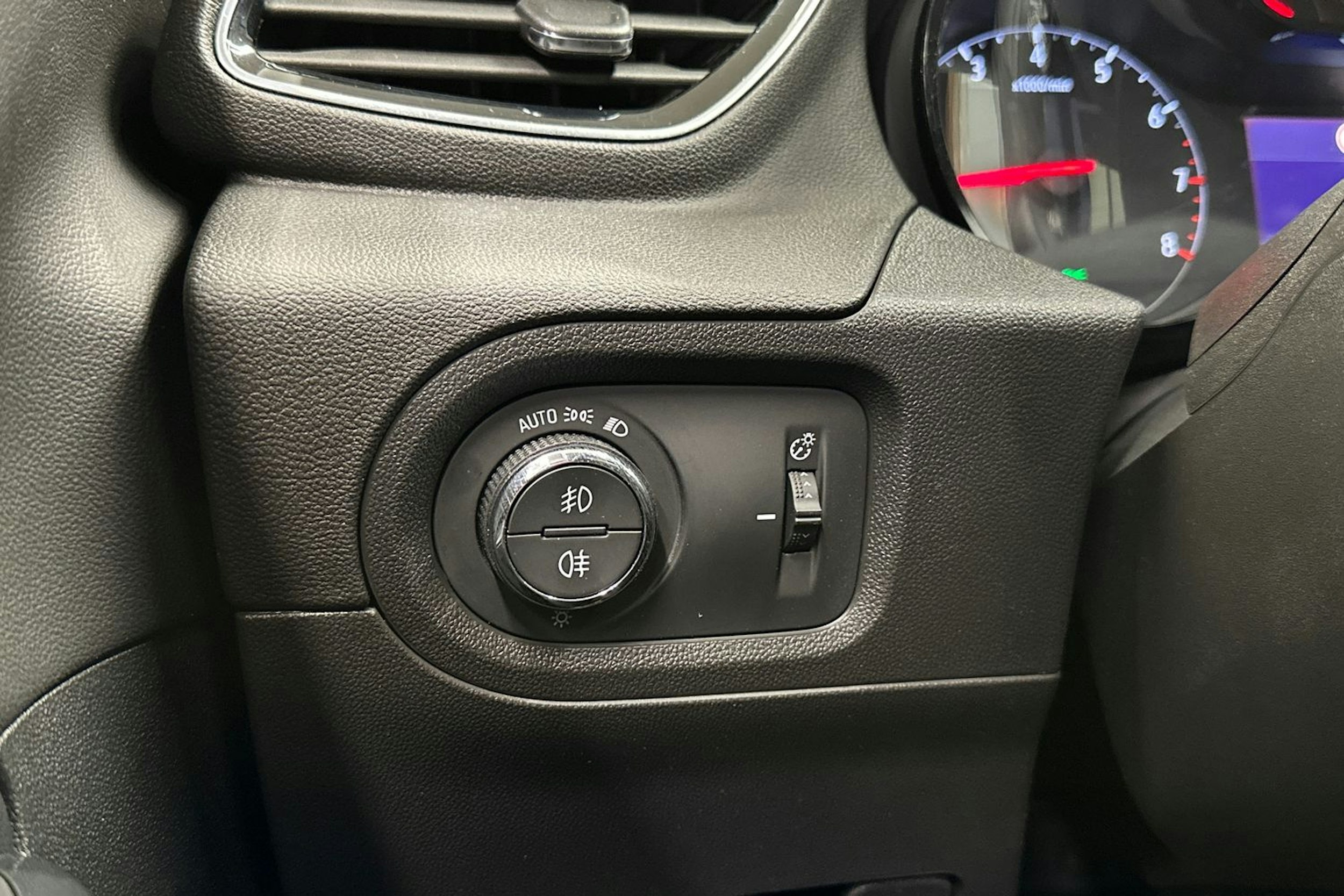 valkoinen Opel Grandland X 2018 kuva 29.