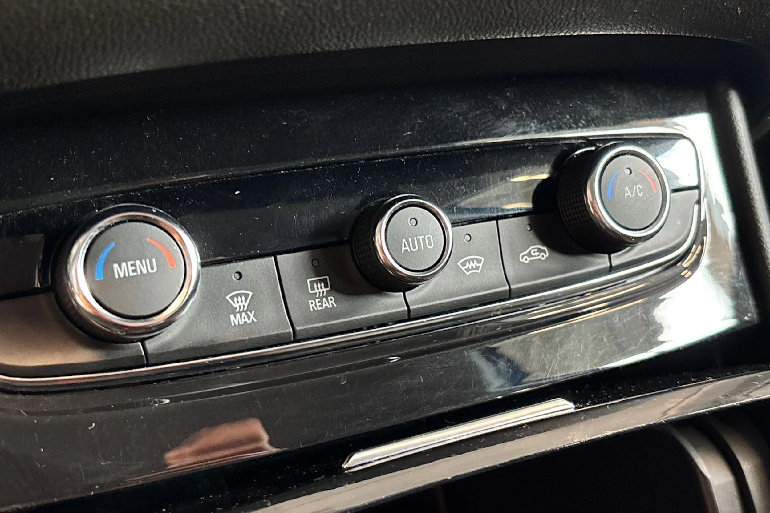 Sininen Opel Grandland X 2018 kuva 22.